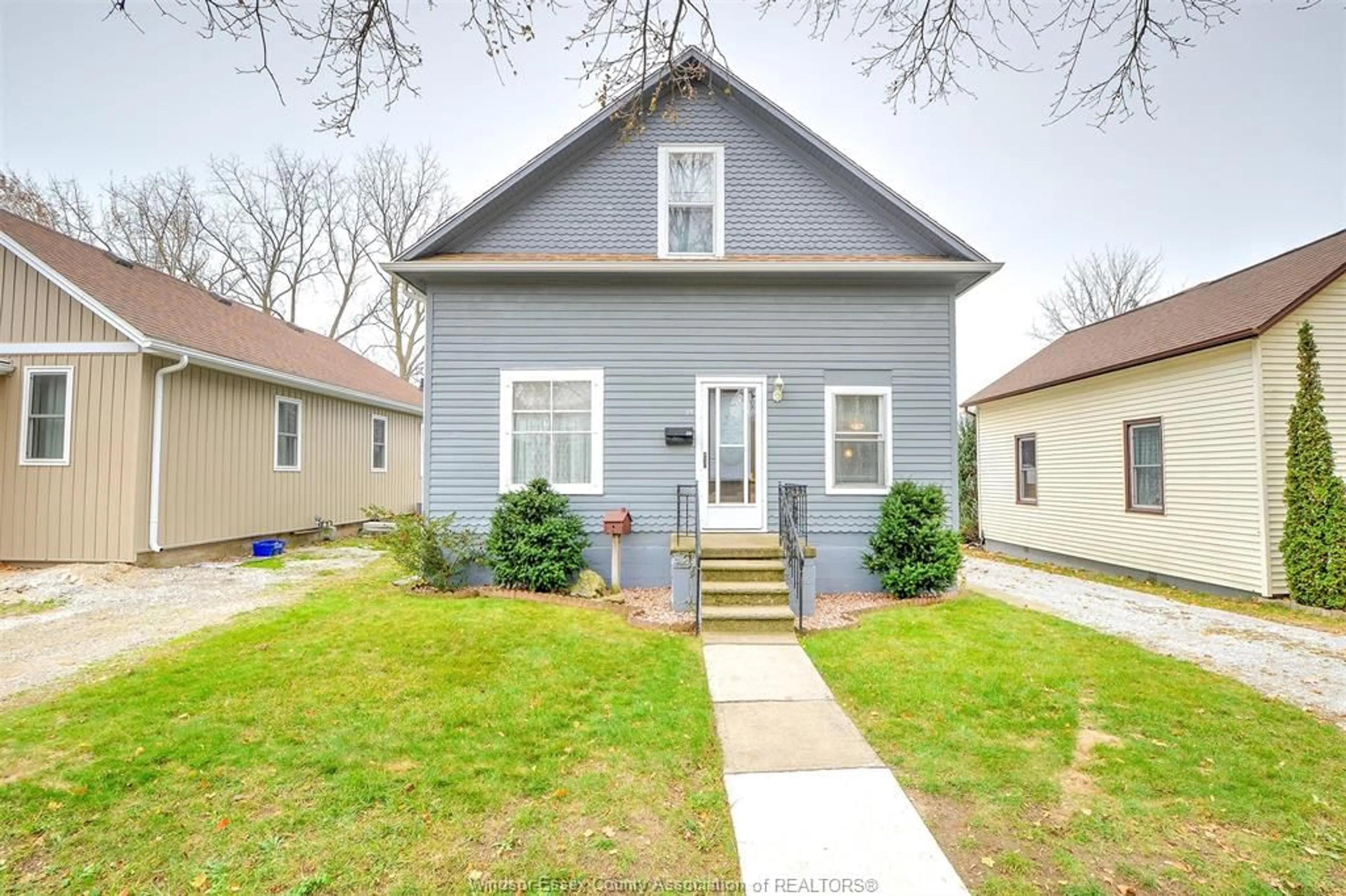 Home with vinyl exterior material, street for 39 ELM St, Kingsville Ontario N9Y 1W6