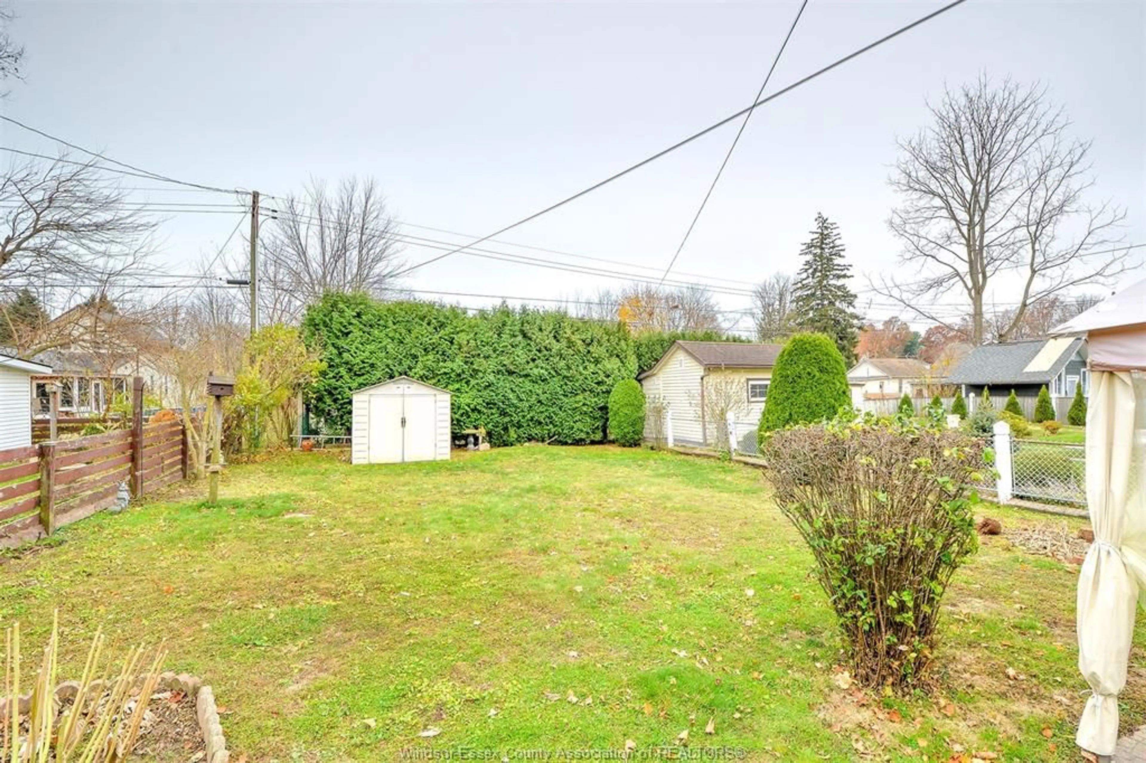 A pic from outside/outdoor area/front of a property/back of a property/a pic from drone, street for 39 ELM St, Kingsville Ontario N9Y 1W6