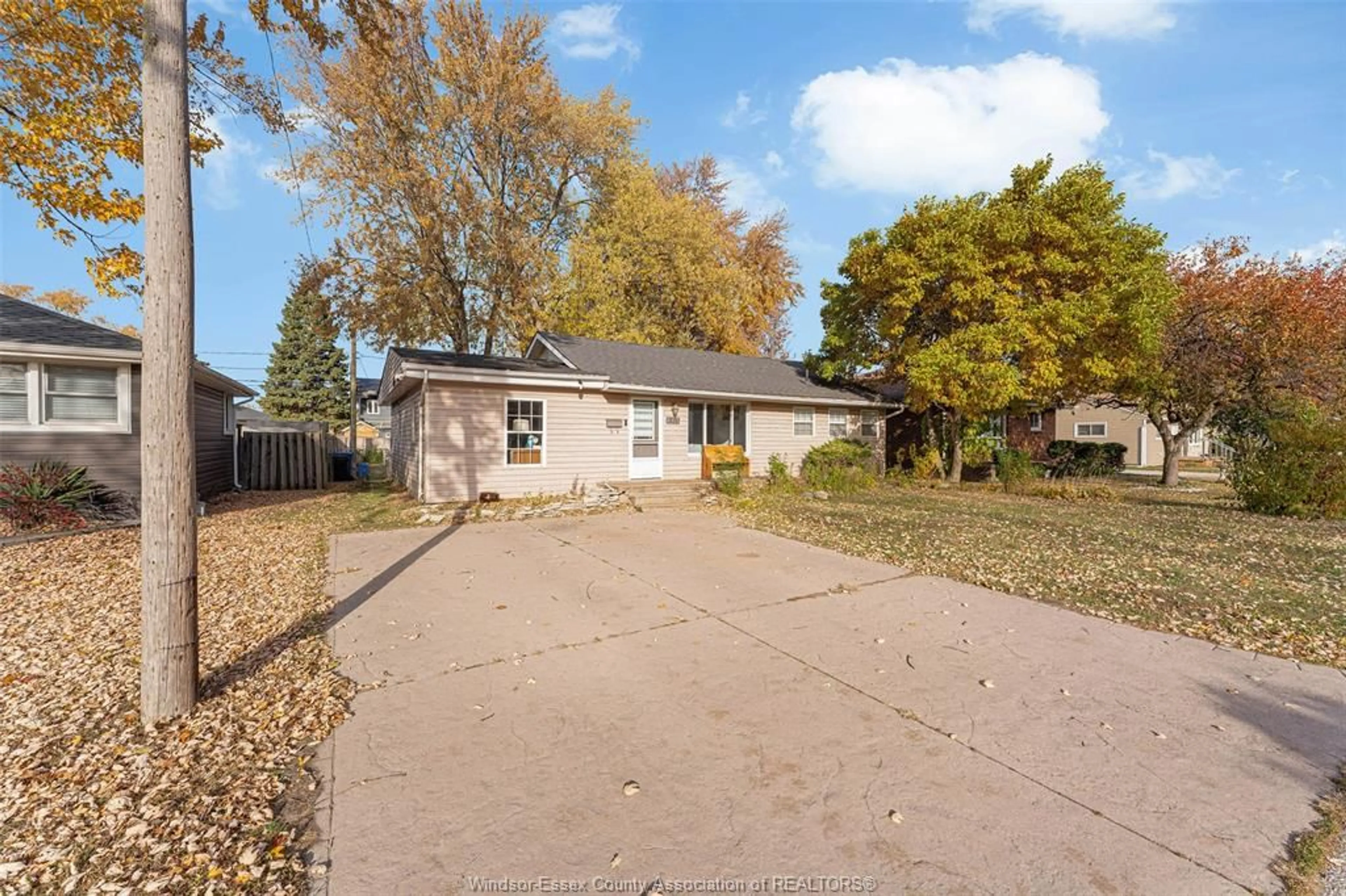 A pic from outside/outdoor area/front of a property/back of a property/a pic from drone, street for 329 SUPERIOR St, LaSalle Ontario N9J 1H7