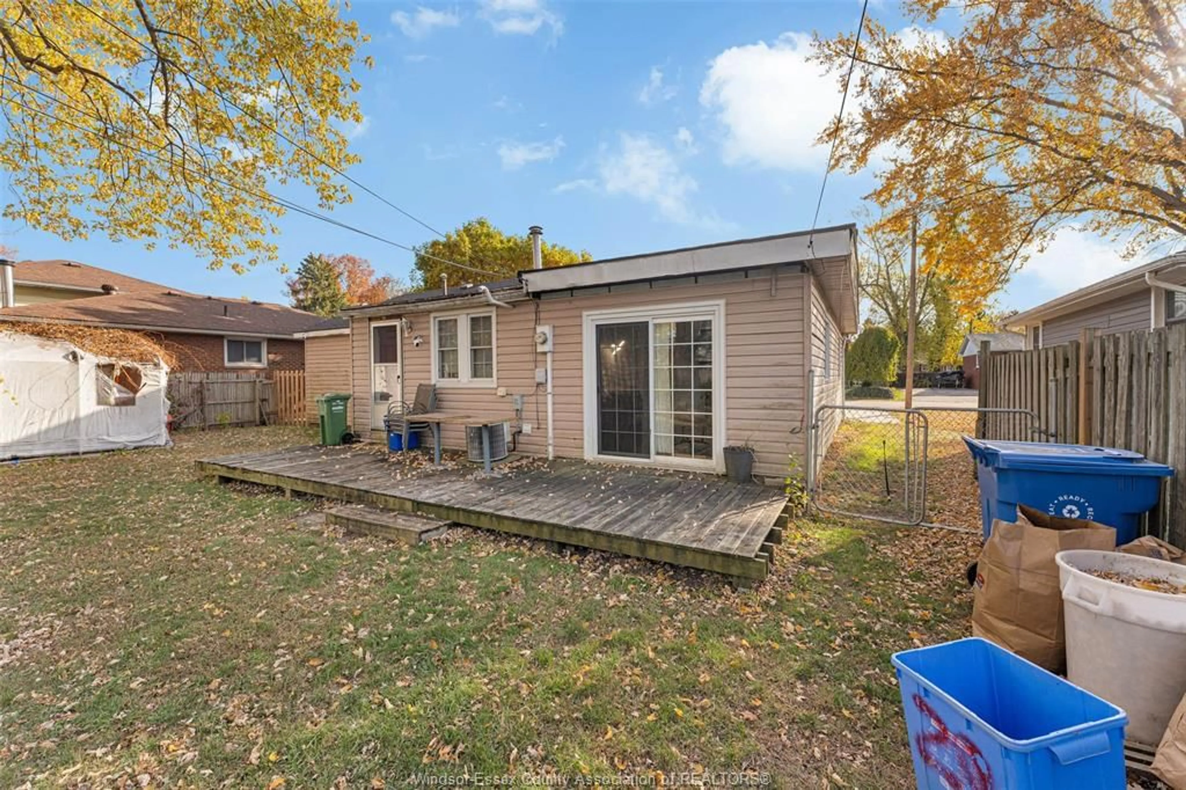 Unknown for 329 SUPERIOR St, LaSalle Ontario N9J 1H7