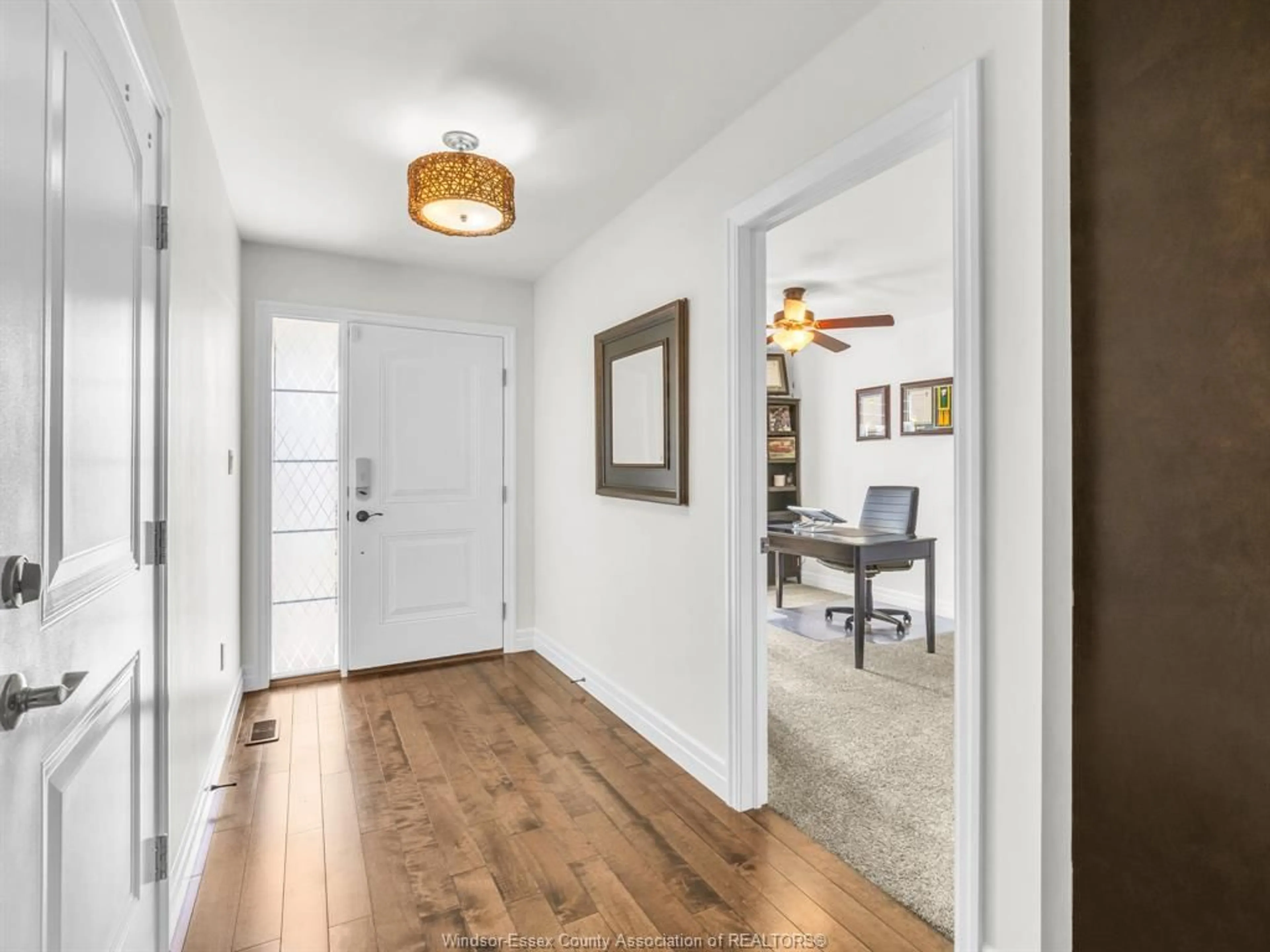 Indoor entryway for 633 COMMISSO, LaSalle Ontario N9H 0C8