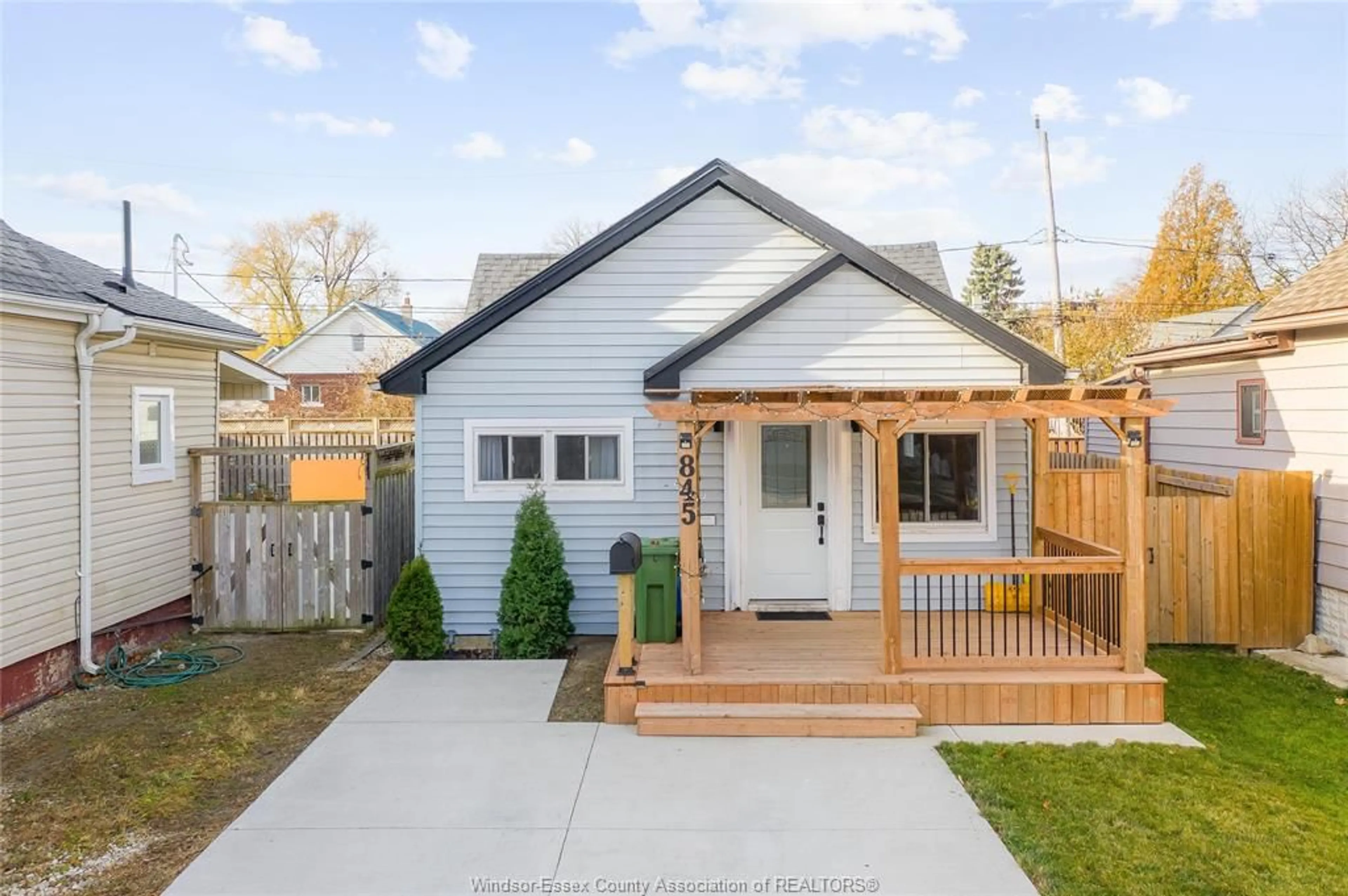 Home with vinyl exterior material, street for 845 ARTHUR, Windsor Ontario N8Y 3Y1