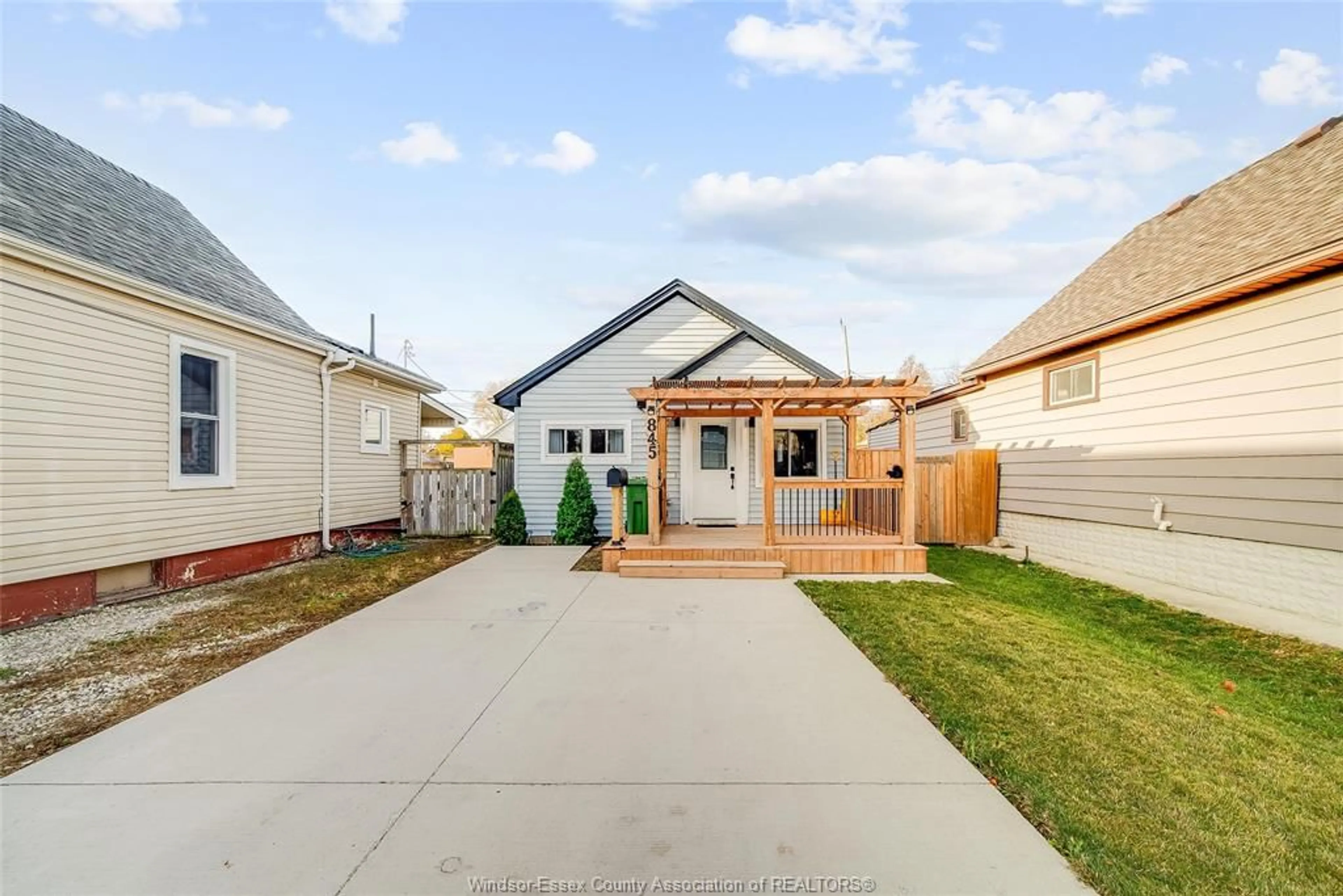 Home with vinyl exterior material, street for 845 ARTHUR, Windsor Ontario N8Y 3Y1