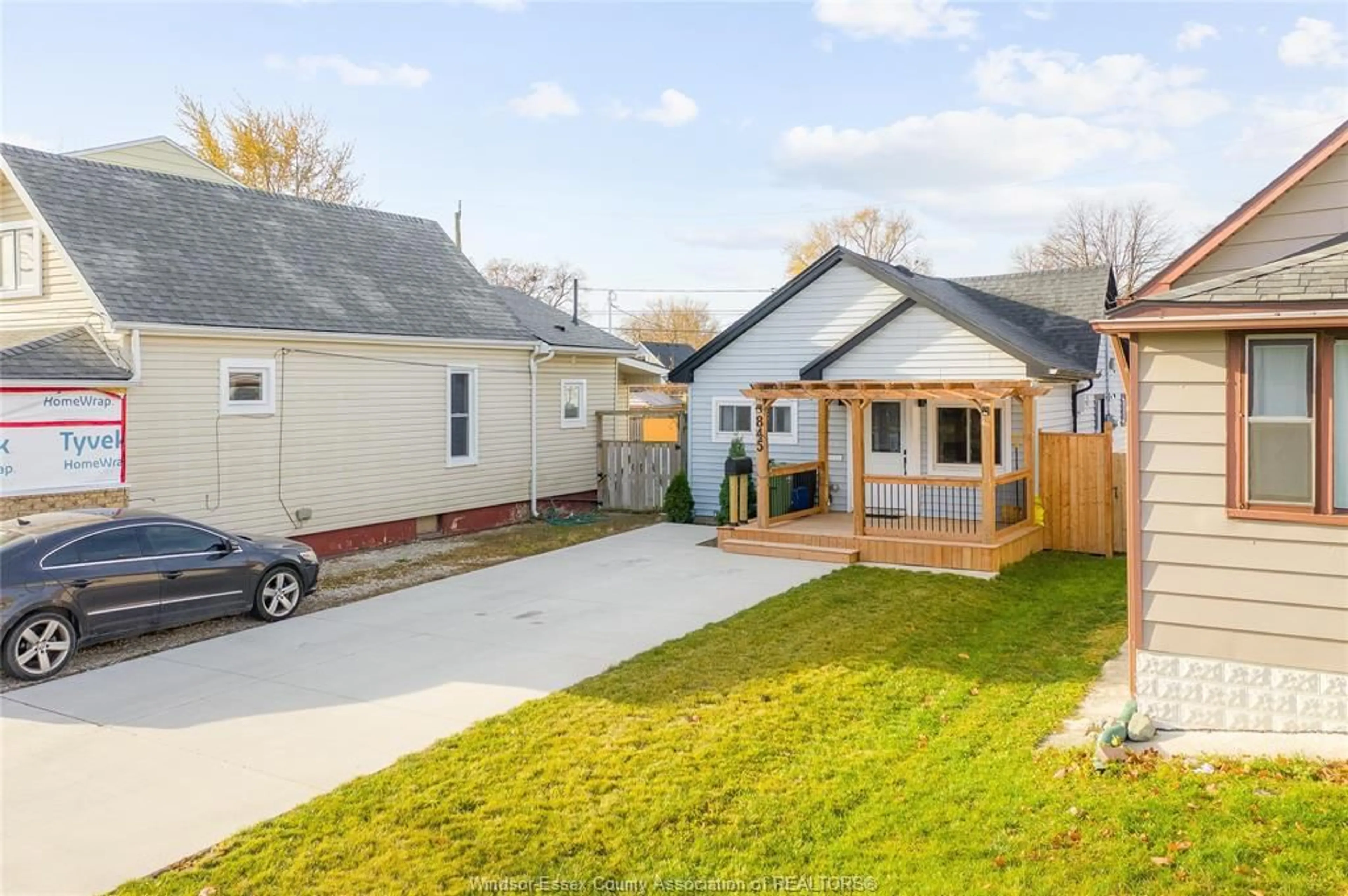 A pic from outside/outdoor area/front of a property/back of a property/a pic from drone, street for 845 ARTHUR, Windsor Ontario N8Y 3Y1