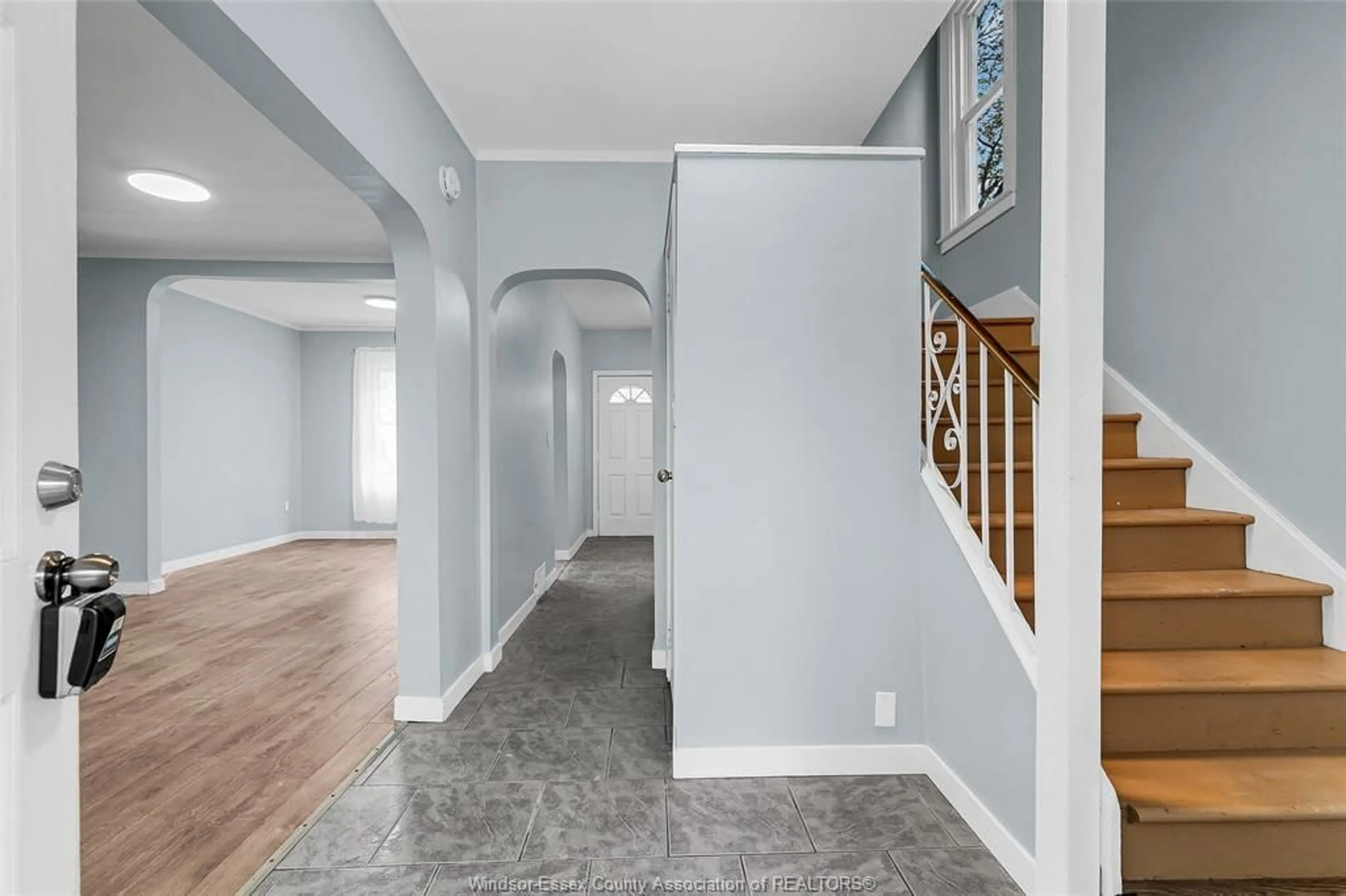 Indoor entryway for 376 ELLIS St, Windsor Ontario N8X 1B2