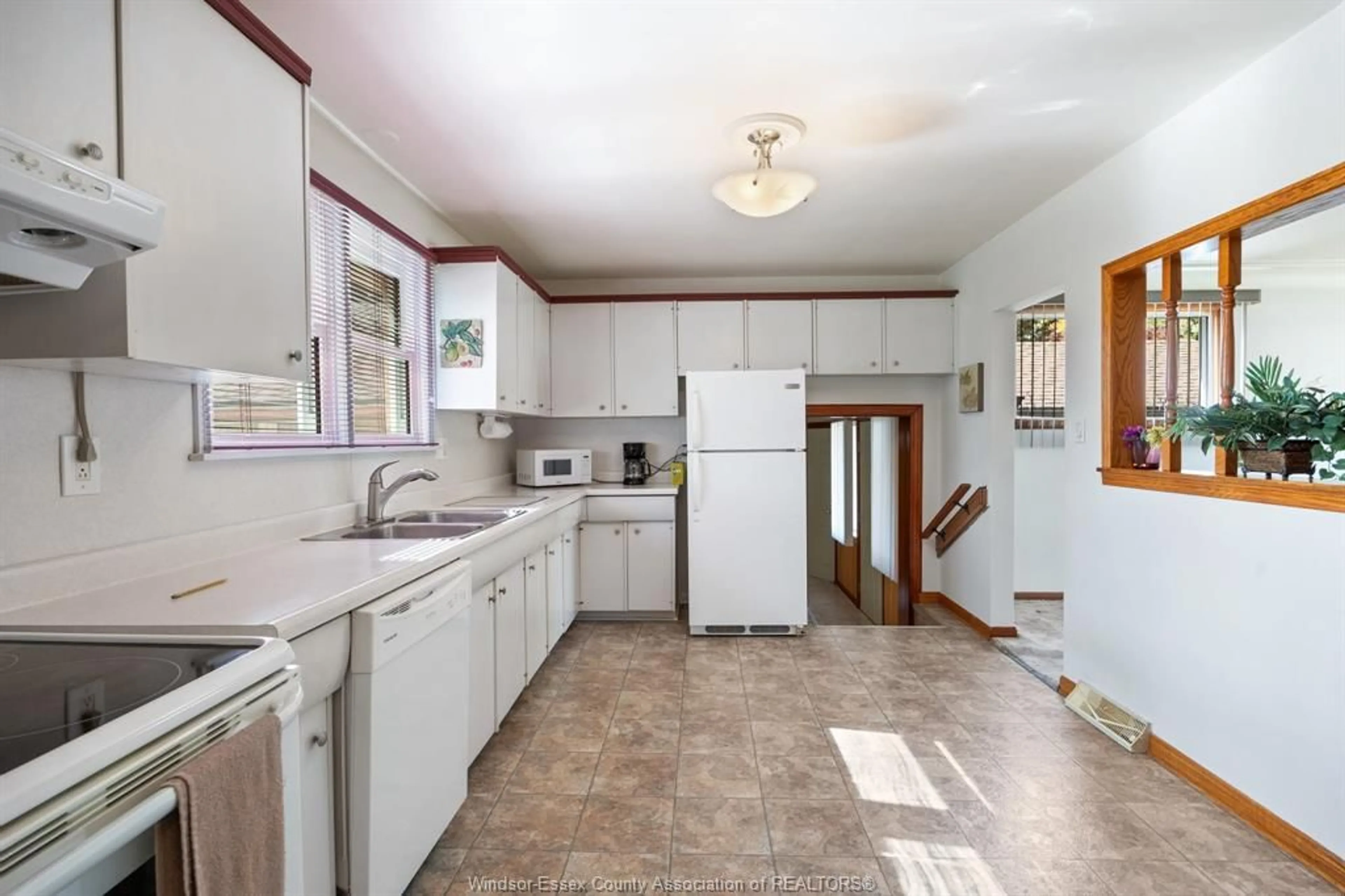 Standard kitchen, ceramic/tile floor for 955 SCOFIELD, Windsor Ontario N9G 1L6