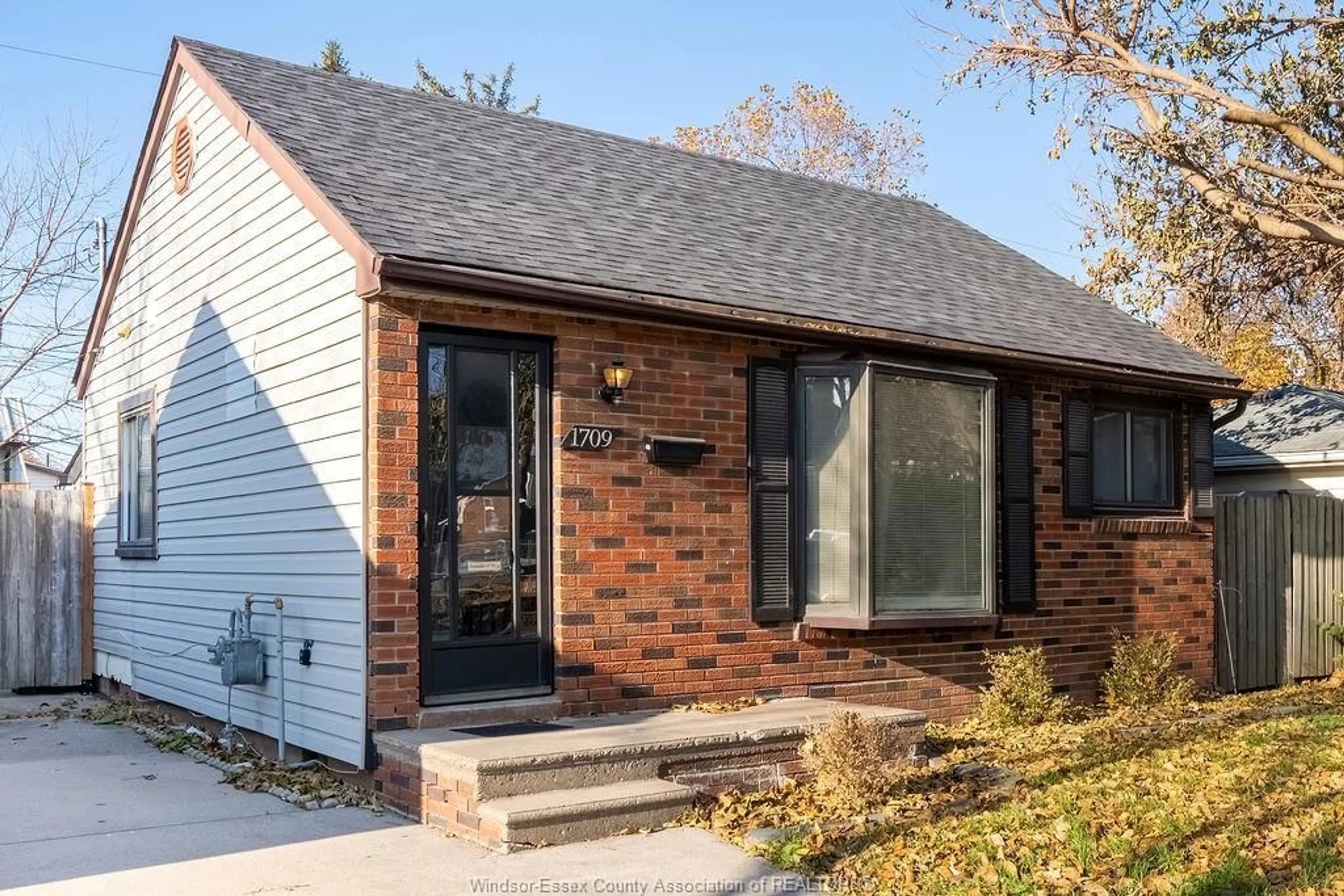 Home with brick exterior material, street for 1709 Cadillac, Windsor Ontario N8Y 2V7