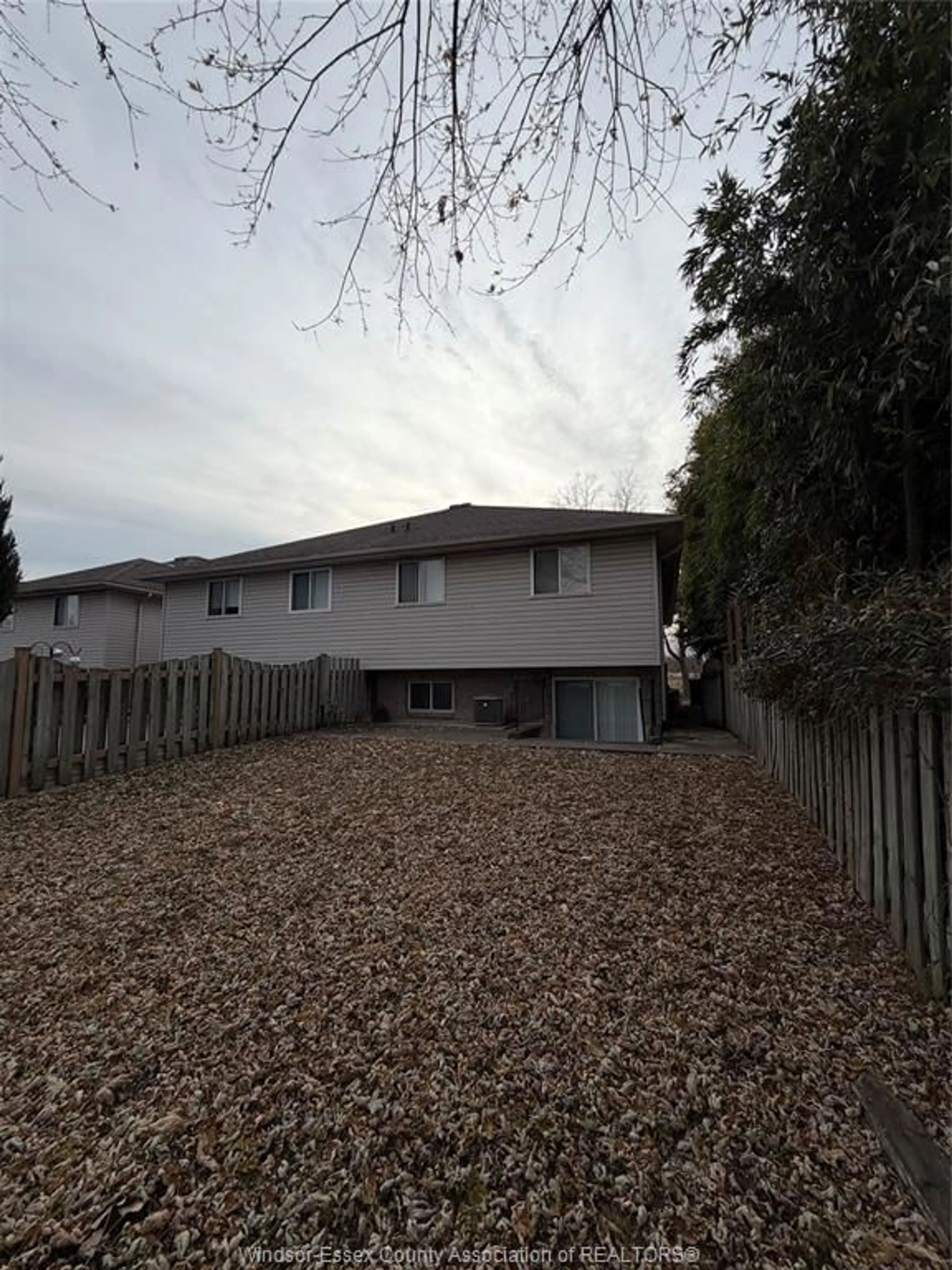 A pic from outside/outdoor area/front of a property/back of a property/a pic from drone, street for 3254 DAYTONA, Windsor Ontario N9E 4T8