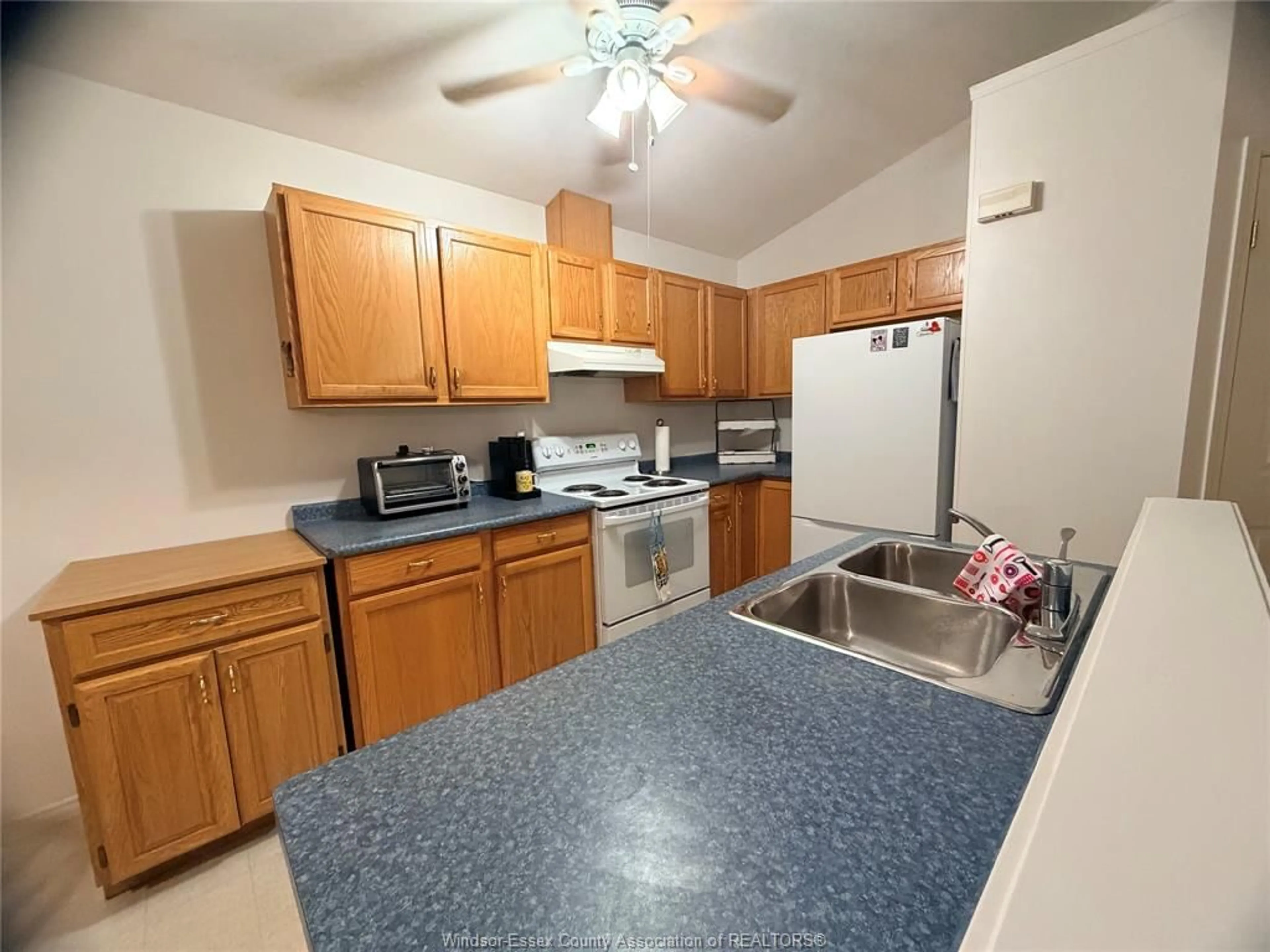 Standard kitchen, unknown for 3254 DAYTONA, Windsor Ontario N9E 4T8