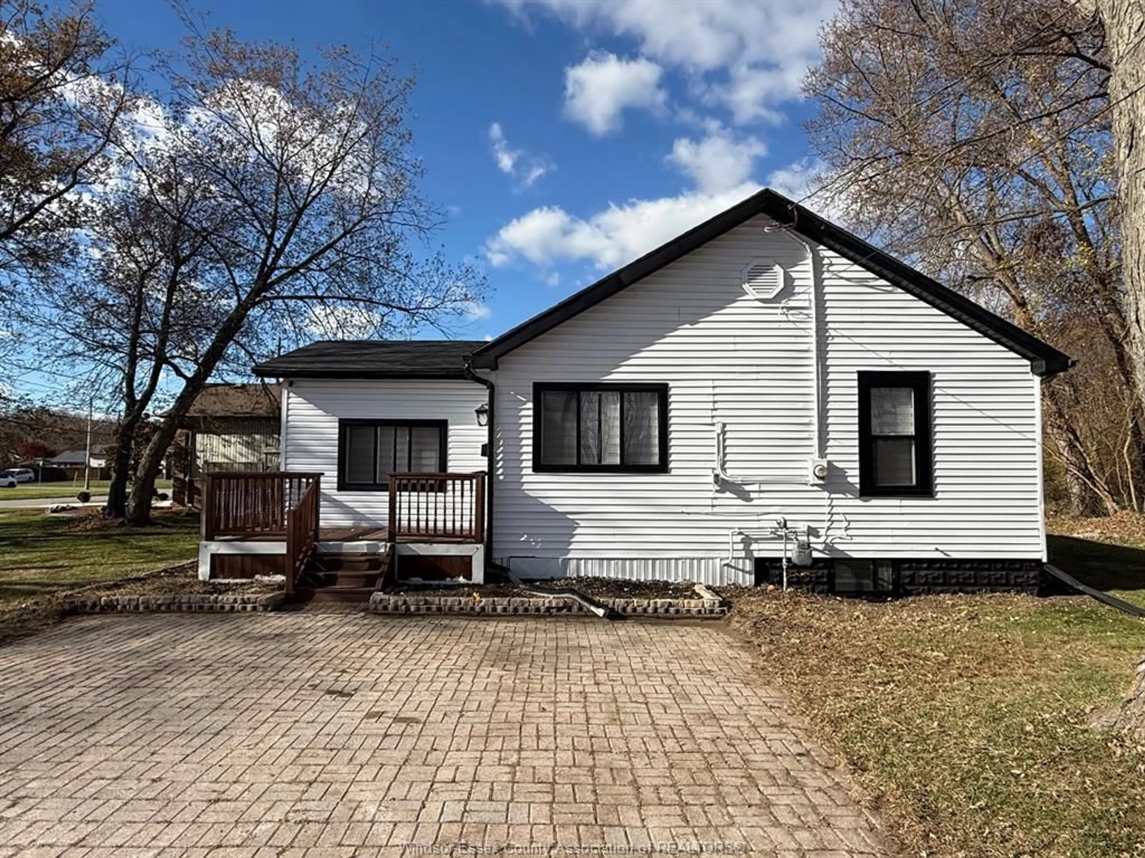 A pic from outside/outdoor area/front of a property/back of a property/a pic from drone, street for 2386 LAMBTON St, Windsor Ontario N9E 4E4