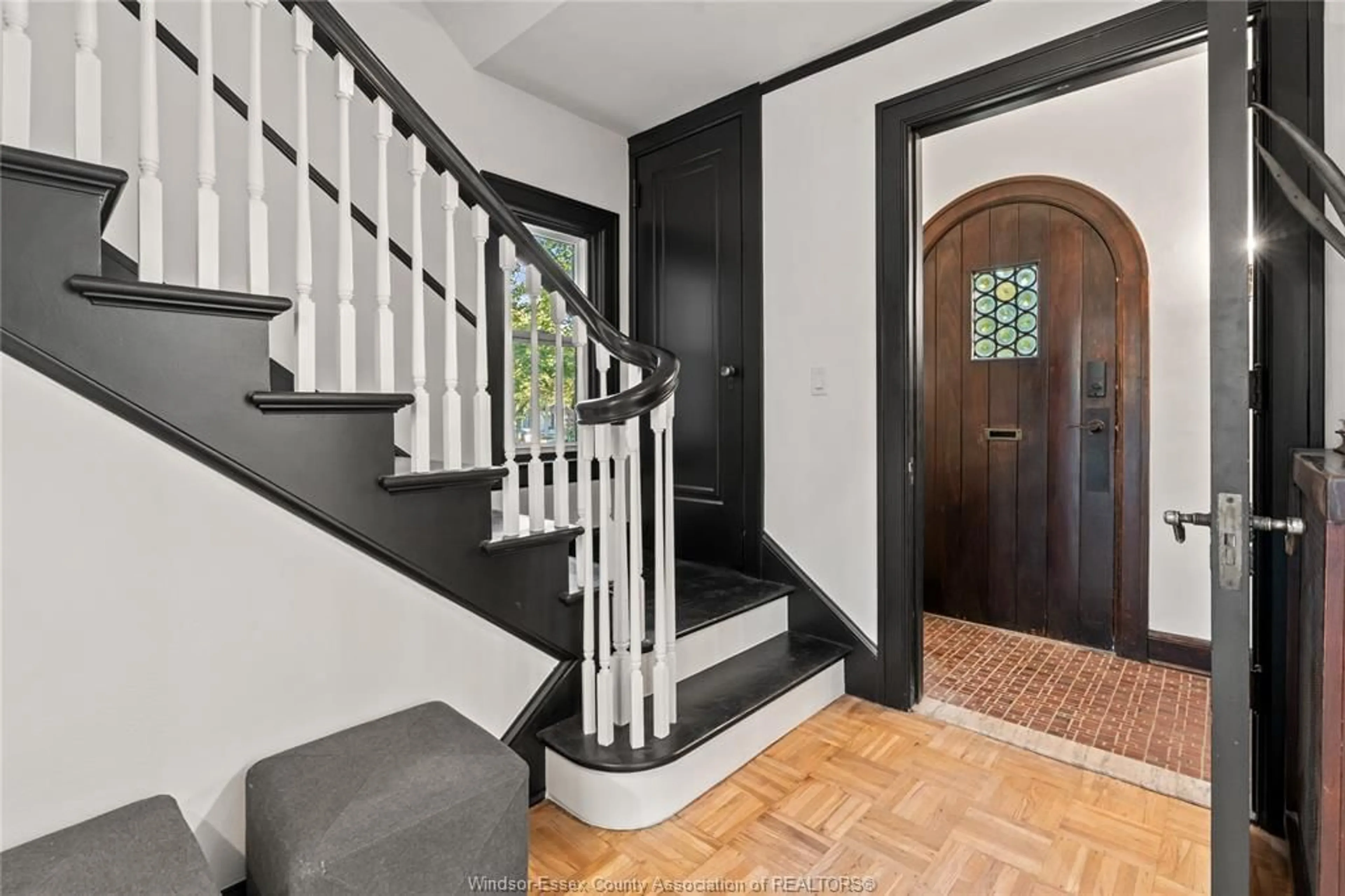 Indoor entryway for 2163 VICTORIA, Windsor Ontario N8X 1P8