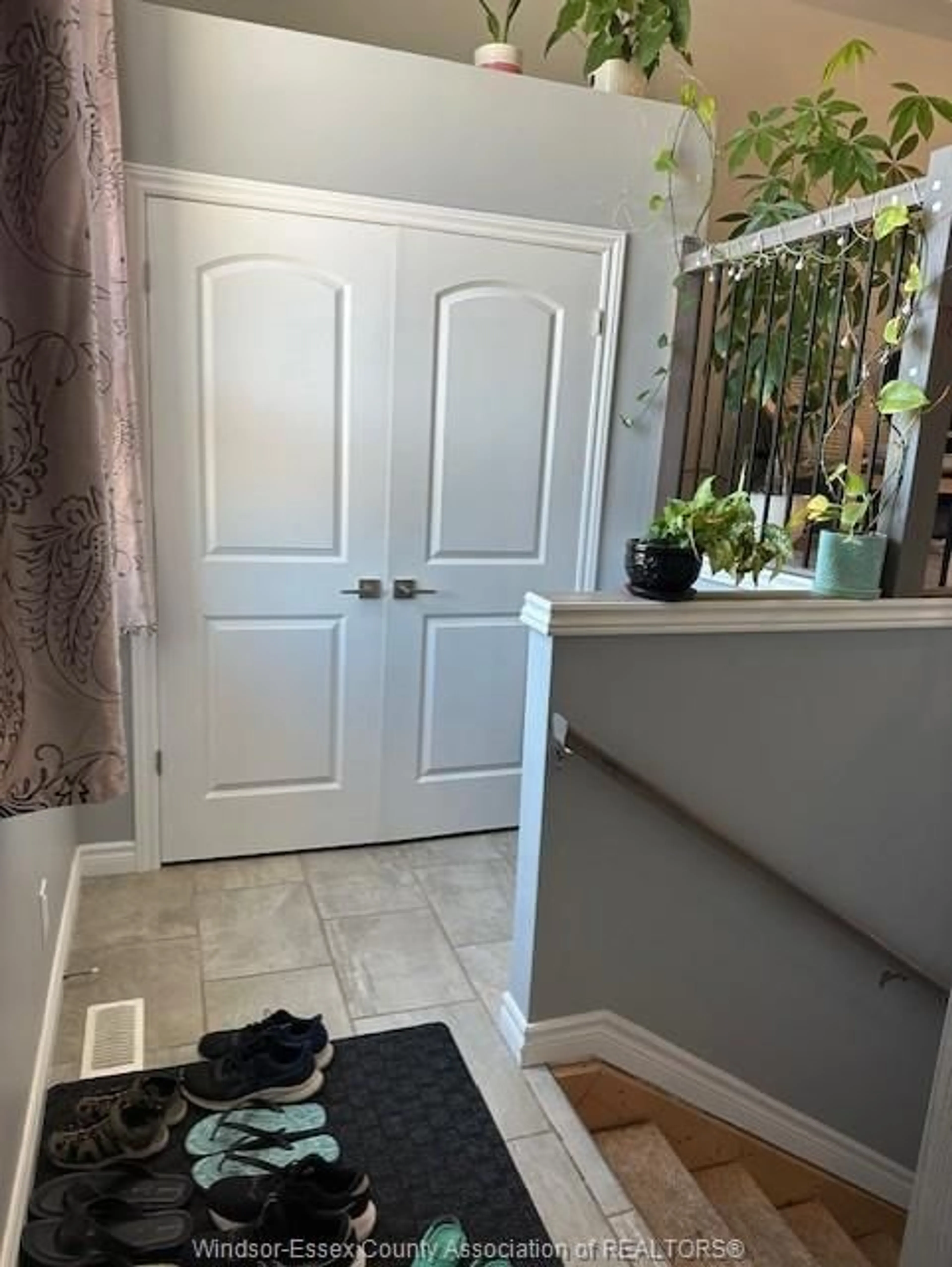 Indoor entryway for 3161 VIOLA Cres, Windsor Ontario N8N 0A1