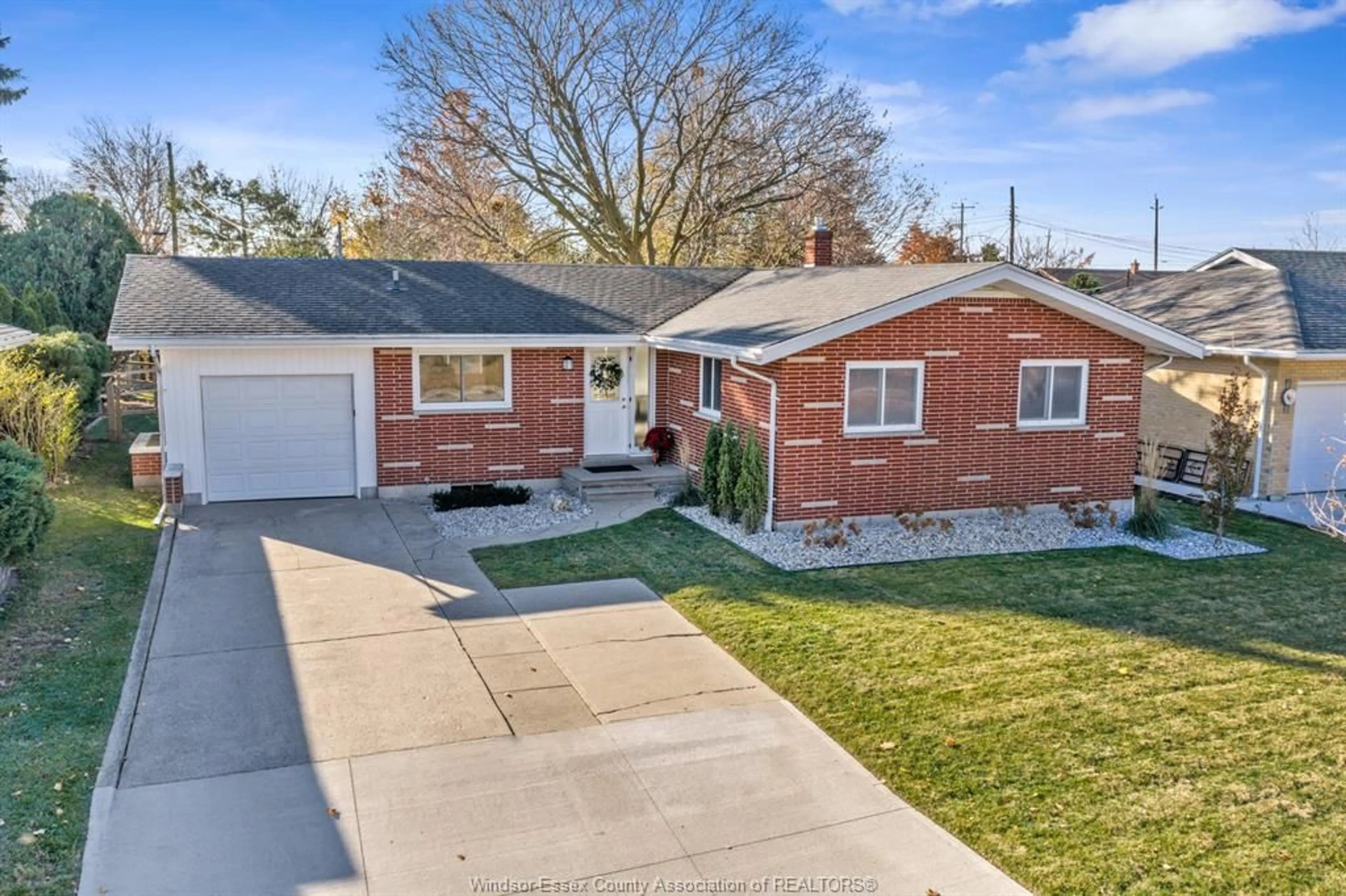 Home with brick exterior material, street for 8 Gladstone Ave, Leamington Ontario N8H 2H5