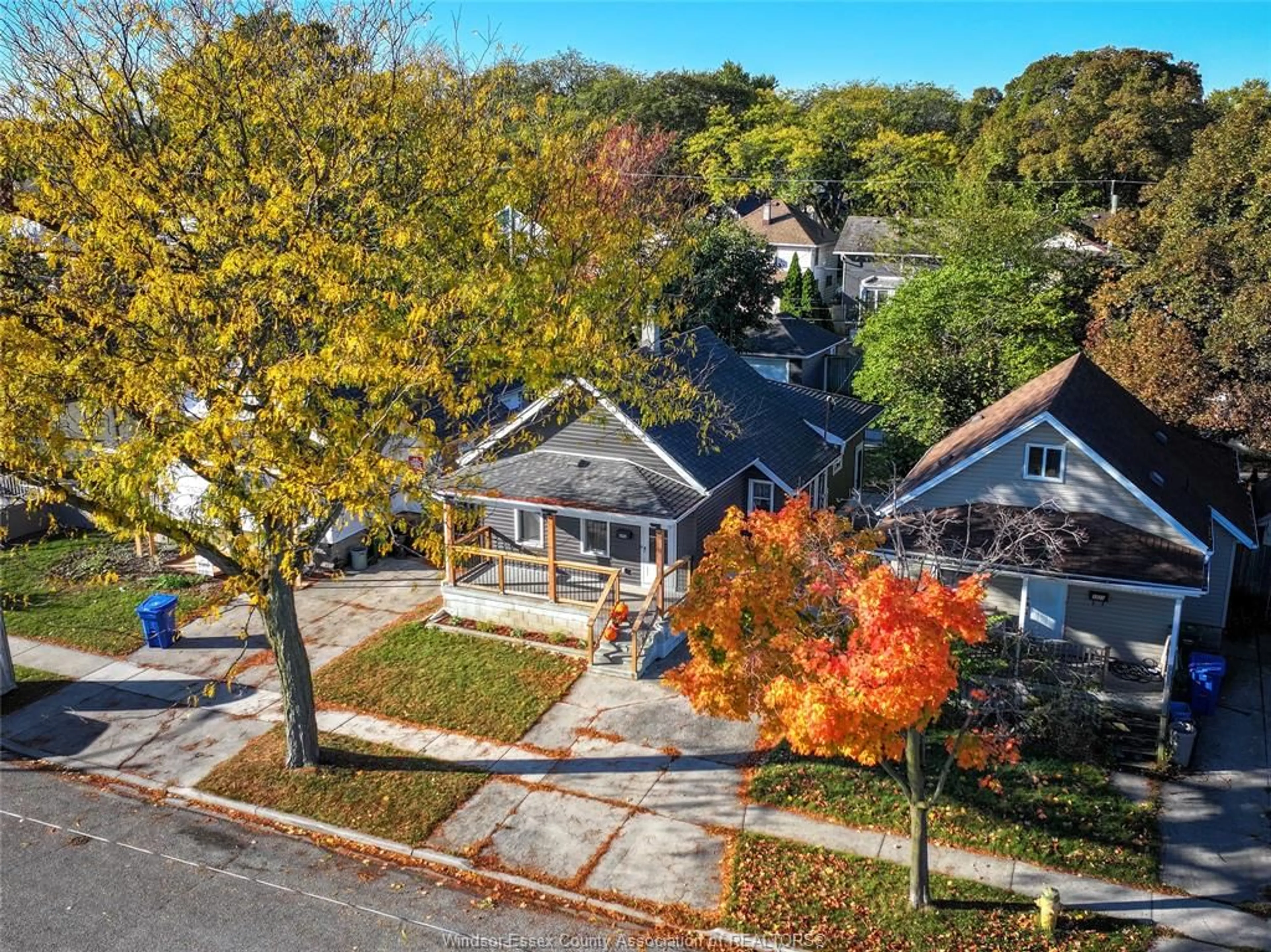 A pic from outside/outdoor area/front of a property/back of a property/a pic from drone, street for 1525 WINDERMERE Rd, Windsor Ontario N8Y 3G2