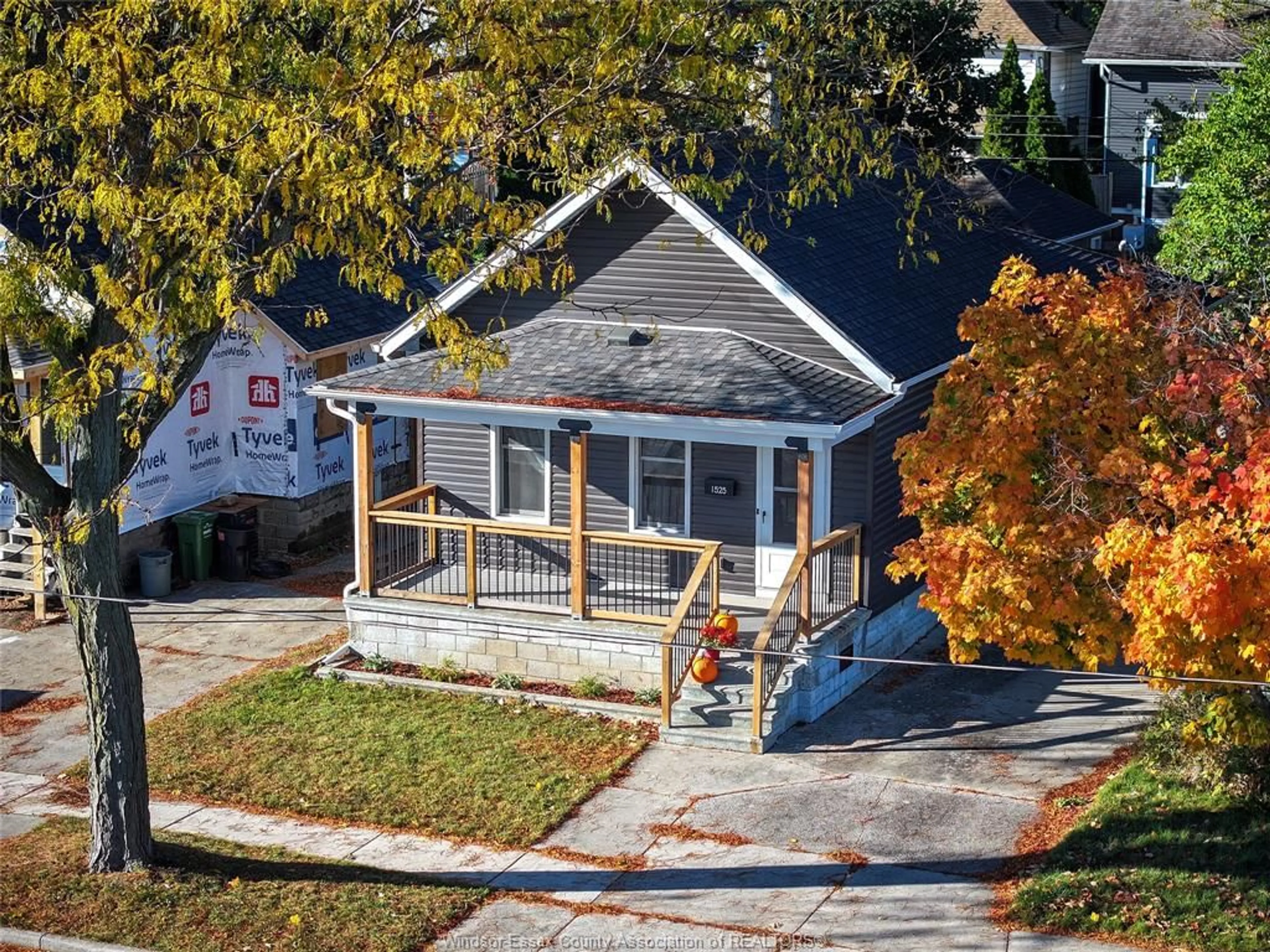 A pic from outside/outdoor area/front of a property/back of a property/a pic from drone, street for 1525 WINDERMERE Rd, Windsor Ontario N8Y 3G2