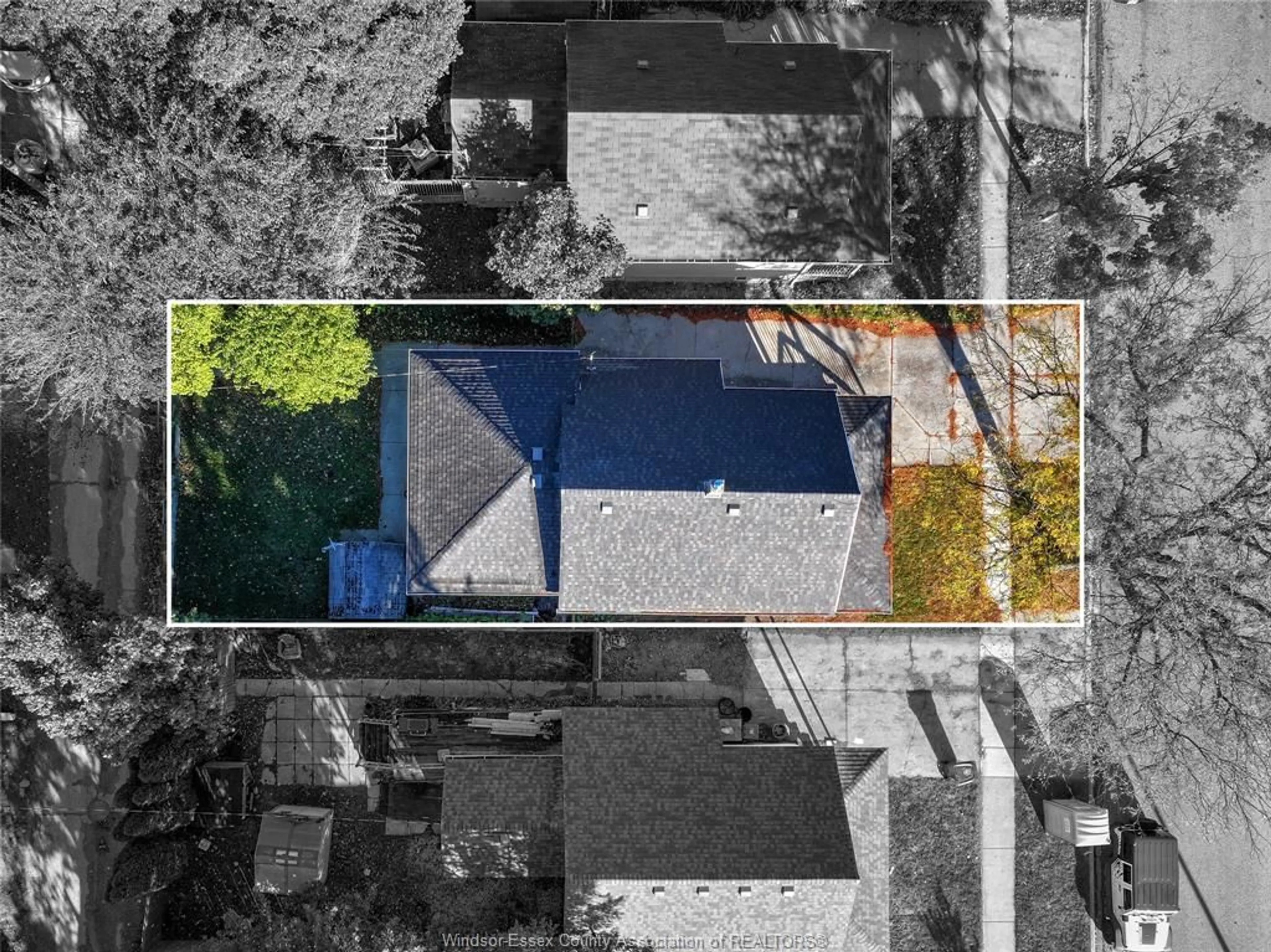 A pic from outside/outdoor area/front of a property/back of a property/a pic from drone, street for 1525 WINDERMERE Rd, Windsor Ontario N8Y 3G2