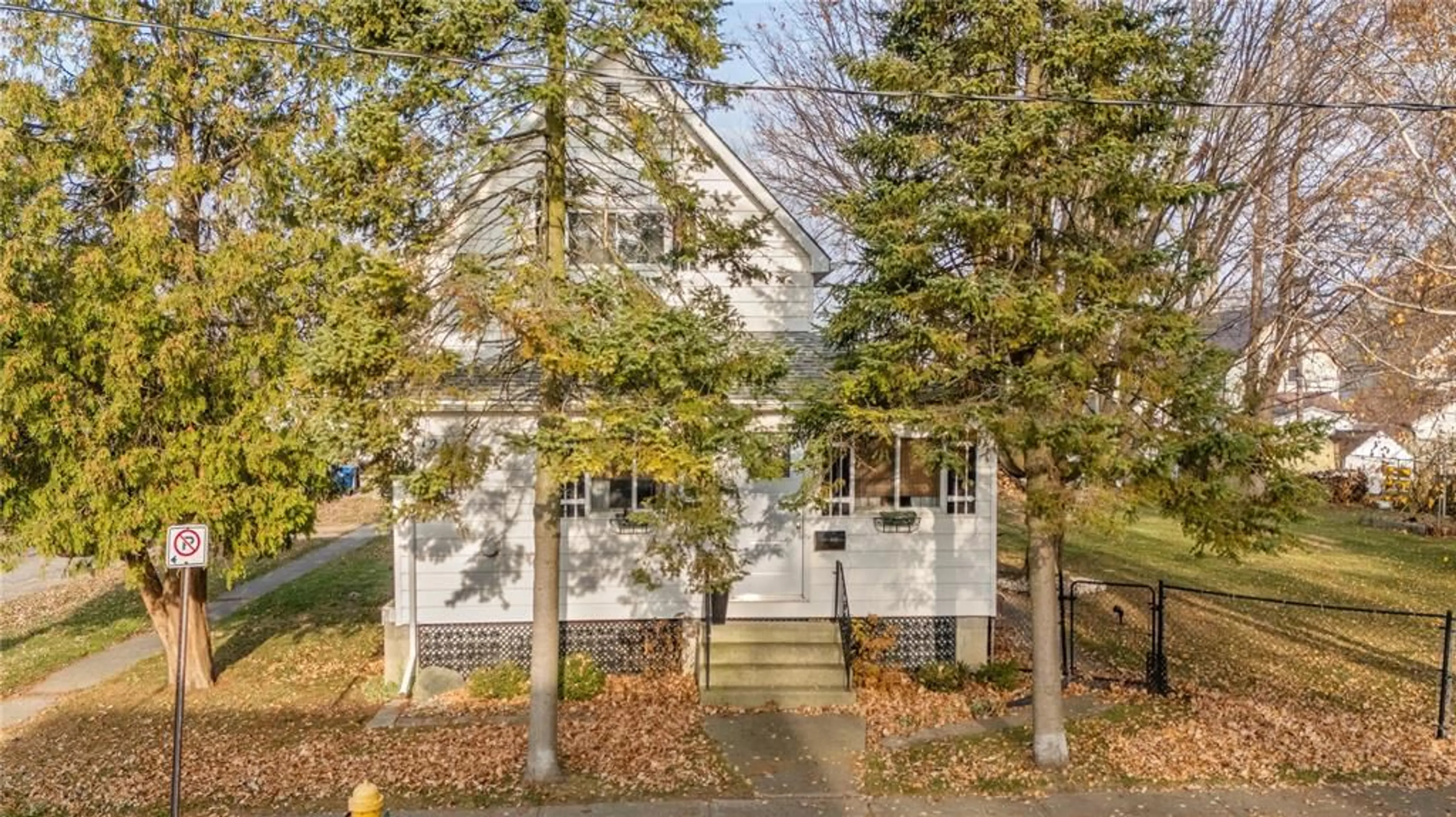 A pic from outside/outdoor area/front of a property/back of a property/a pic from drone, street for 120 HIRAM St, Wallaceburg Ontario N8A 2R7