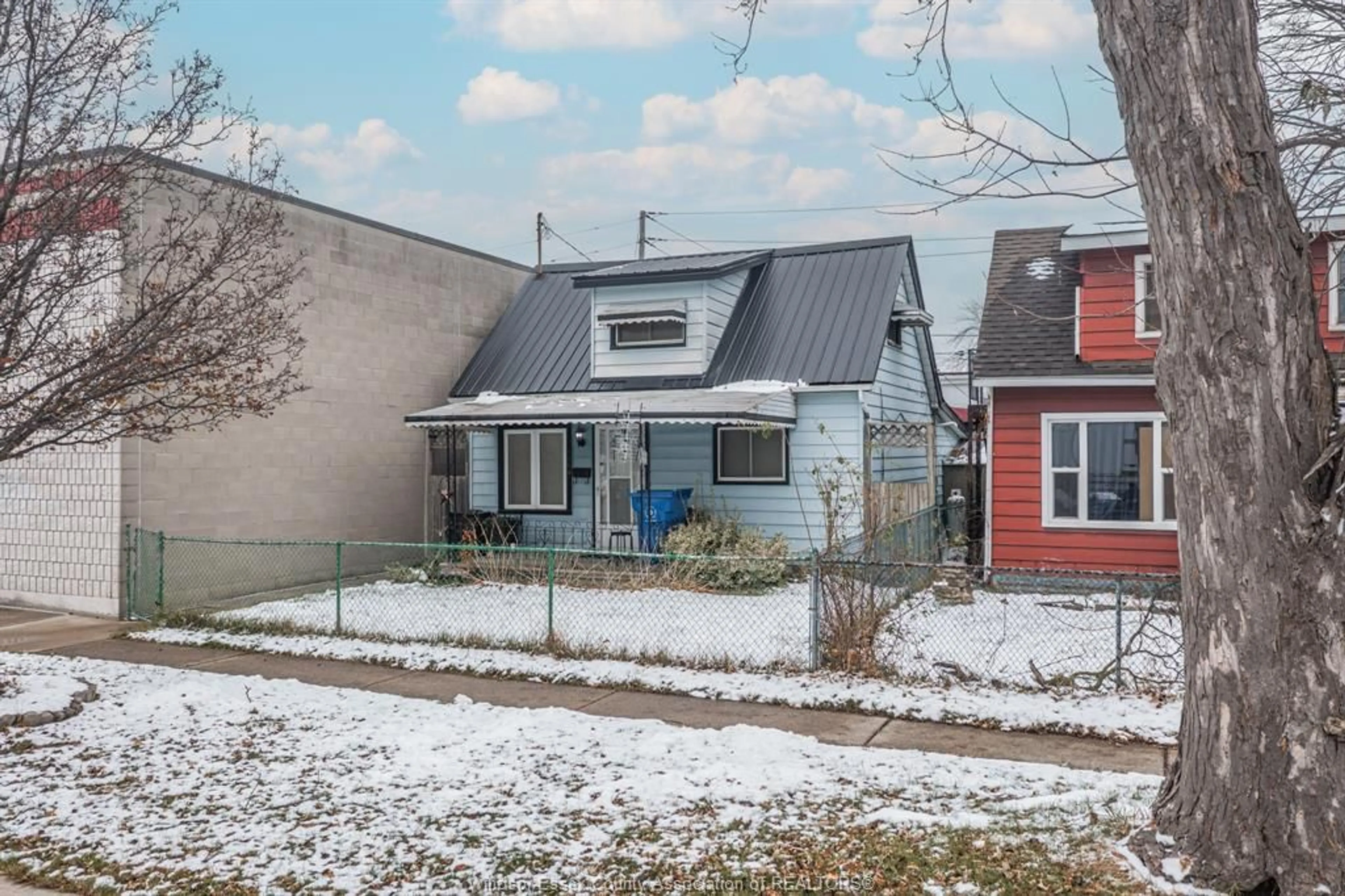 A pic from outside/outdoor area/front of a property/back of a property/a pic from drone, street for 1354 ST. LUKE, Windsor Ontario N8Y 3N2