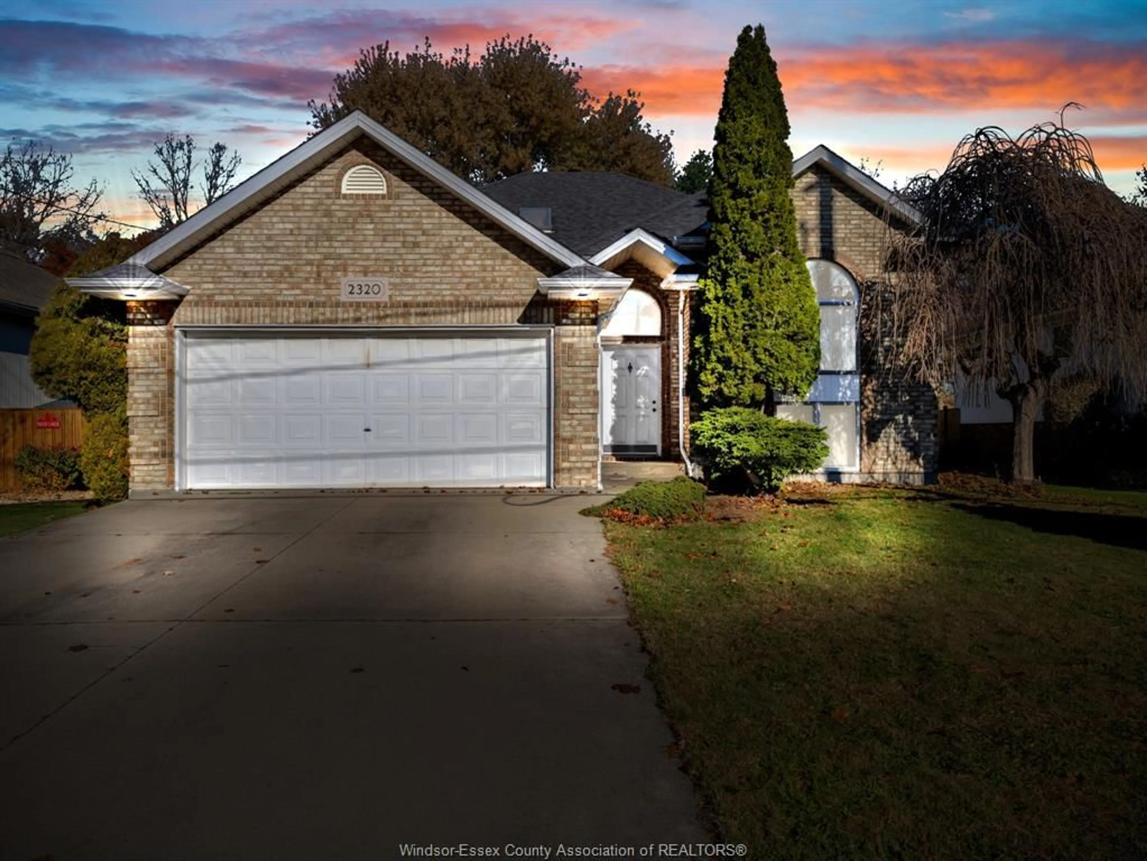 A pic from outside/outdoor area/front of a property/back of a property/a pic from drone, street for 2320 LAMBTON, Windsor Ontario N9E 4E4