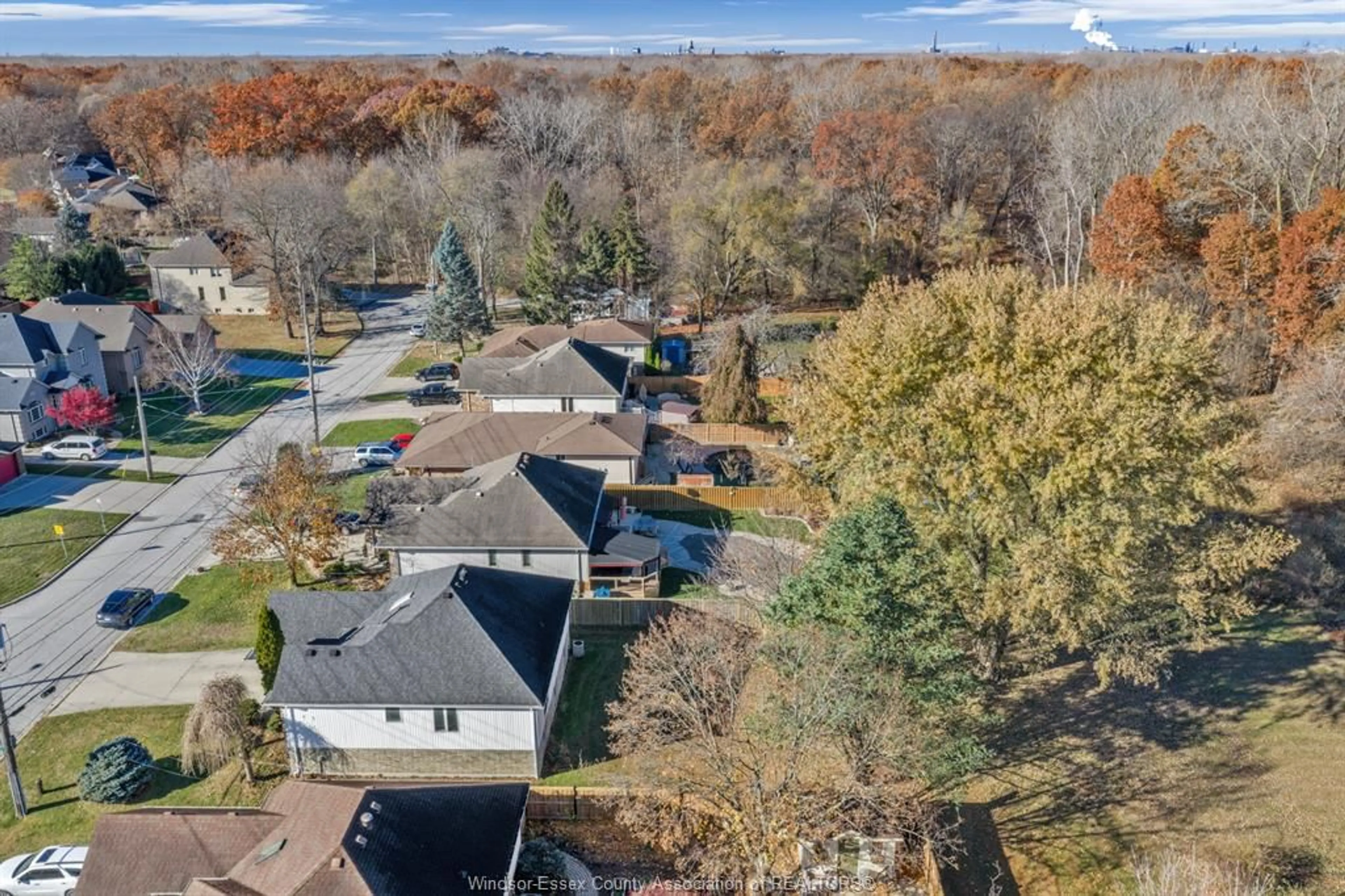 A pic from outside/outdoor area/front of a property/back of a property/a pic from drone, unknown for 2320 LAMBTON, Windsor Ontario N9E 4E4