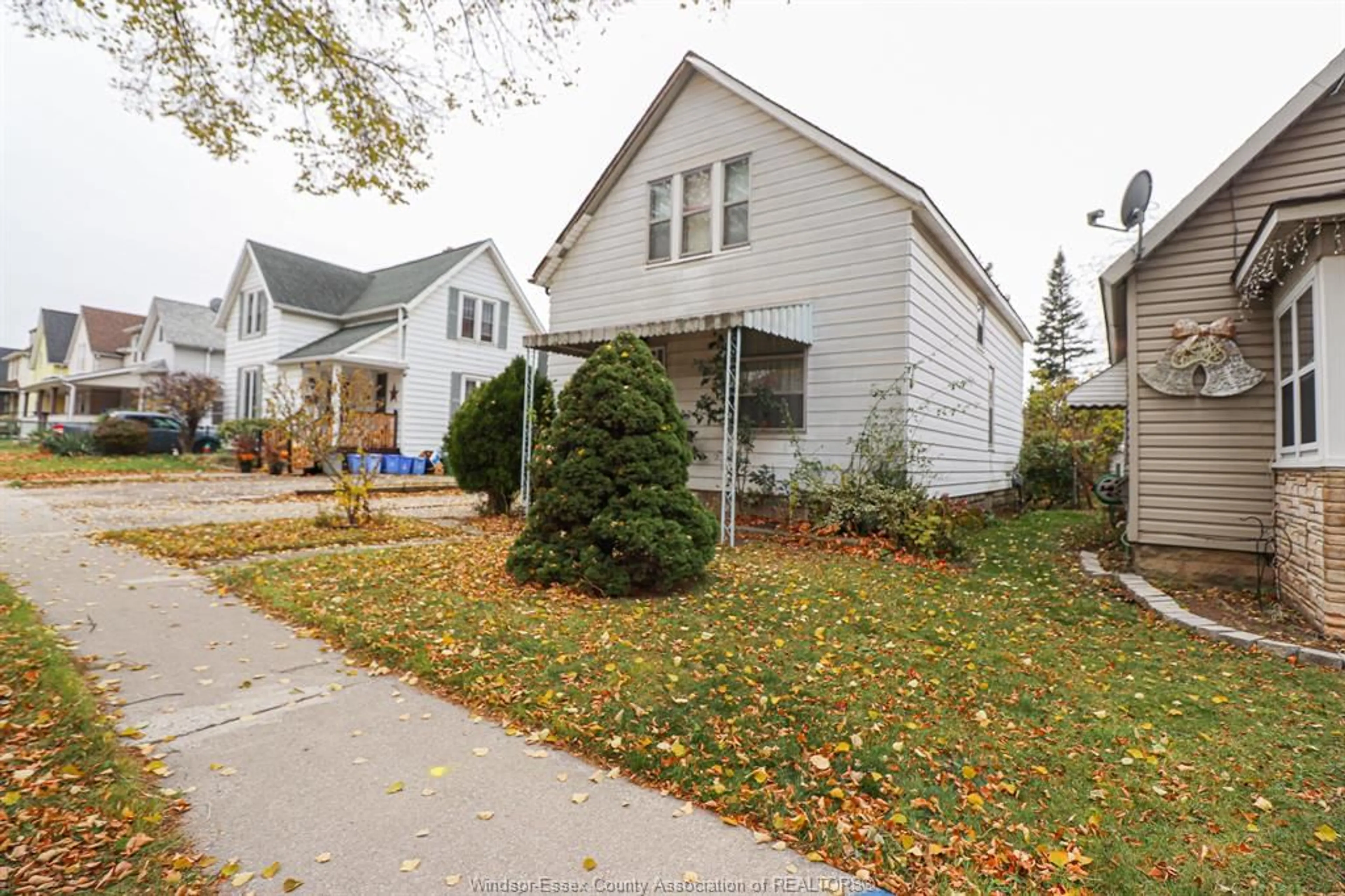 Home with vinyl exterior material, street for 335 MCKAY, Windsor Ontario N9B 1Z5