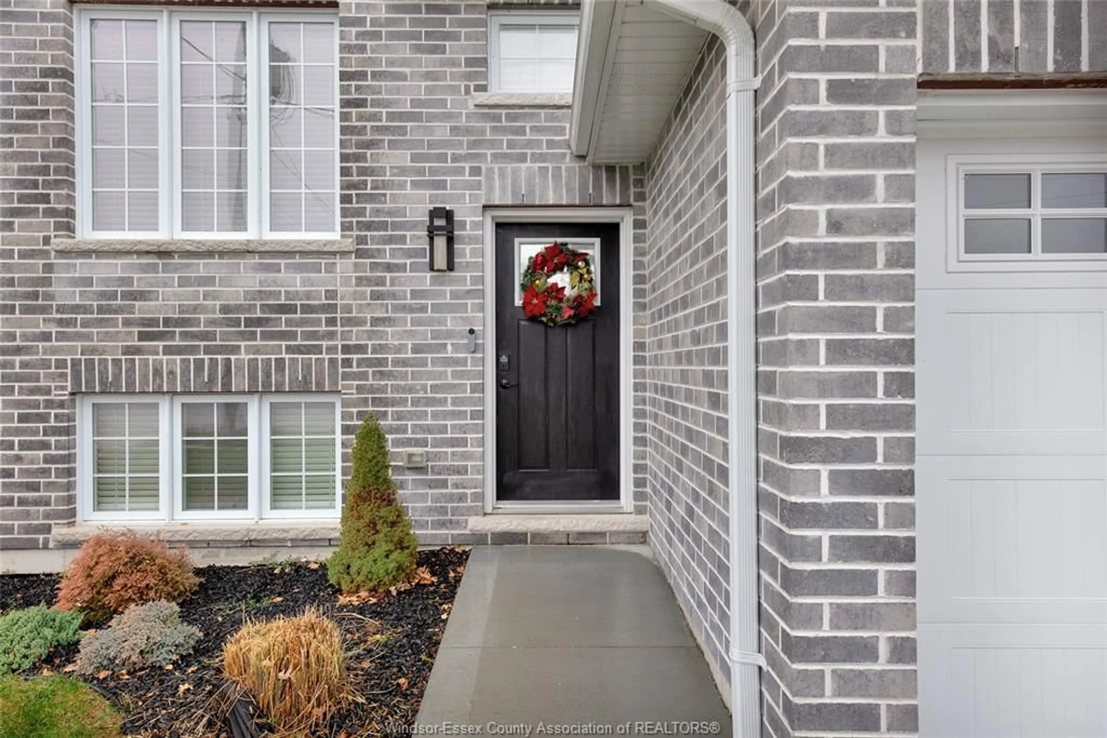 Indoor entryway for 1 Tilbury St, Tilbury Ontario N0P 2L0