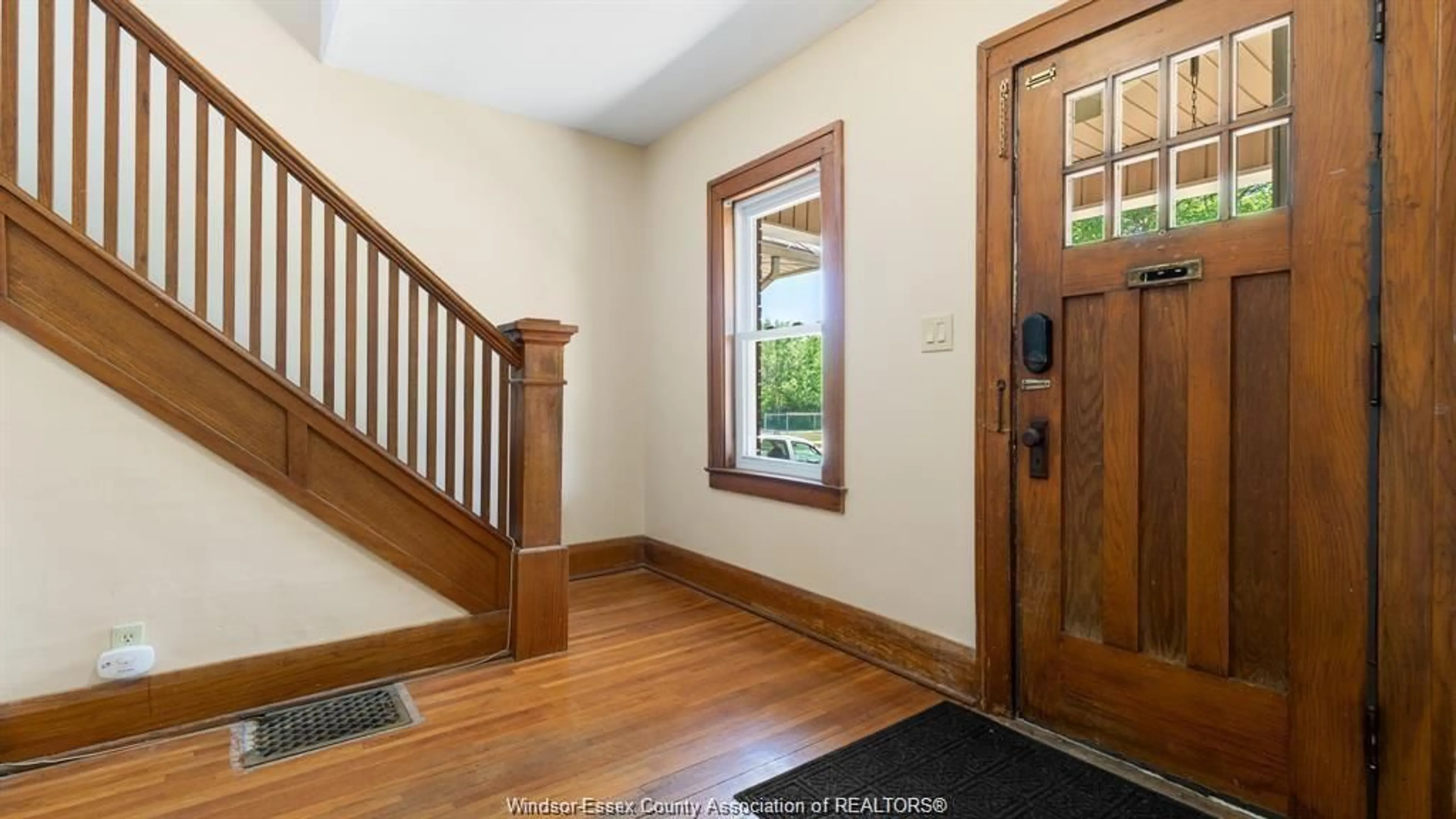 Indoor entryway for 1060 LAWRENCE Rd, Windsor Ontario N8Y 3Z8