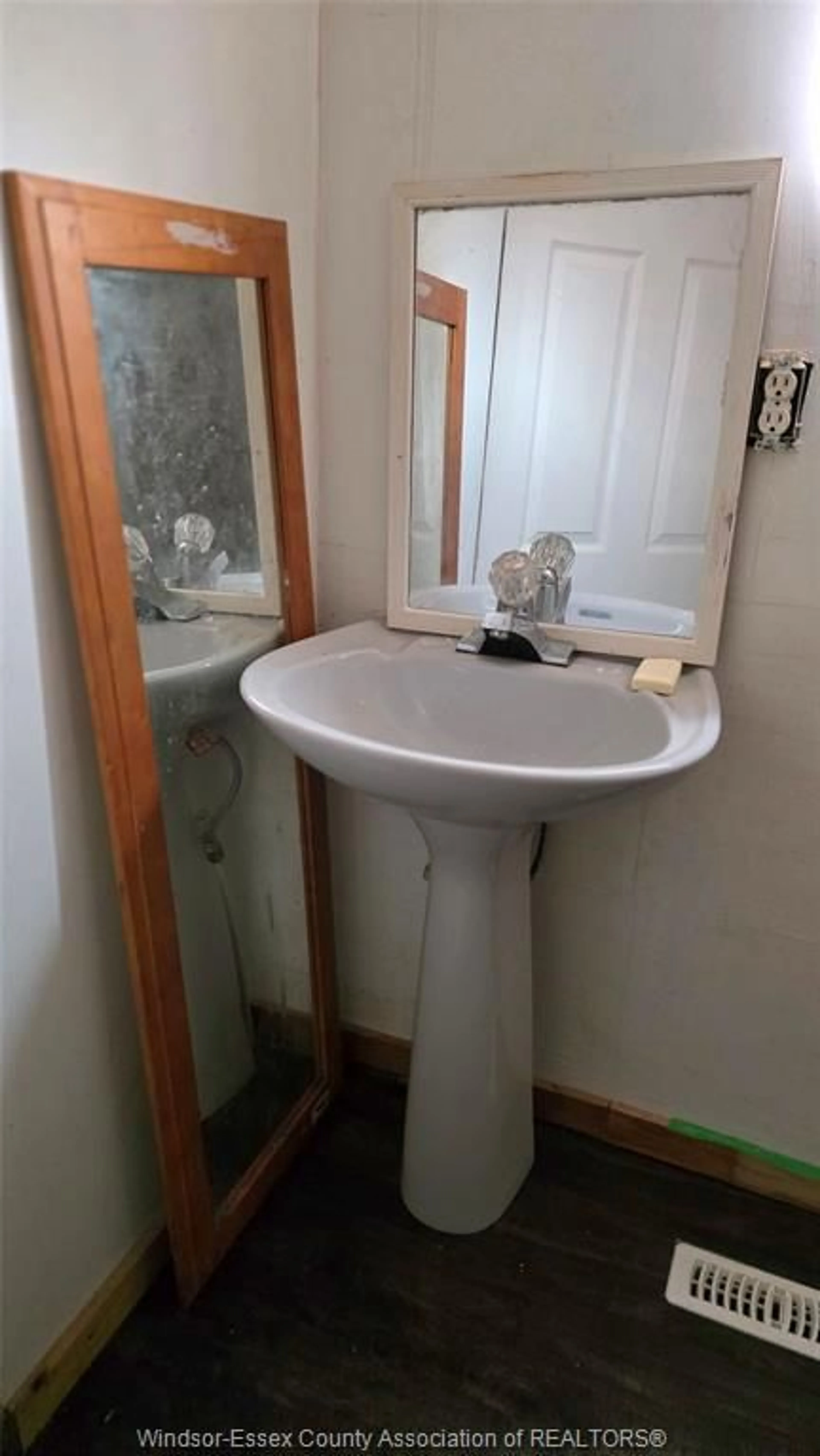 A pic of a room for 12 BONITA, Windsor Ontario N8W 2B5