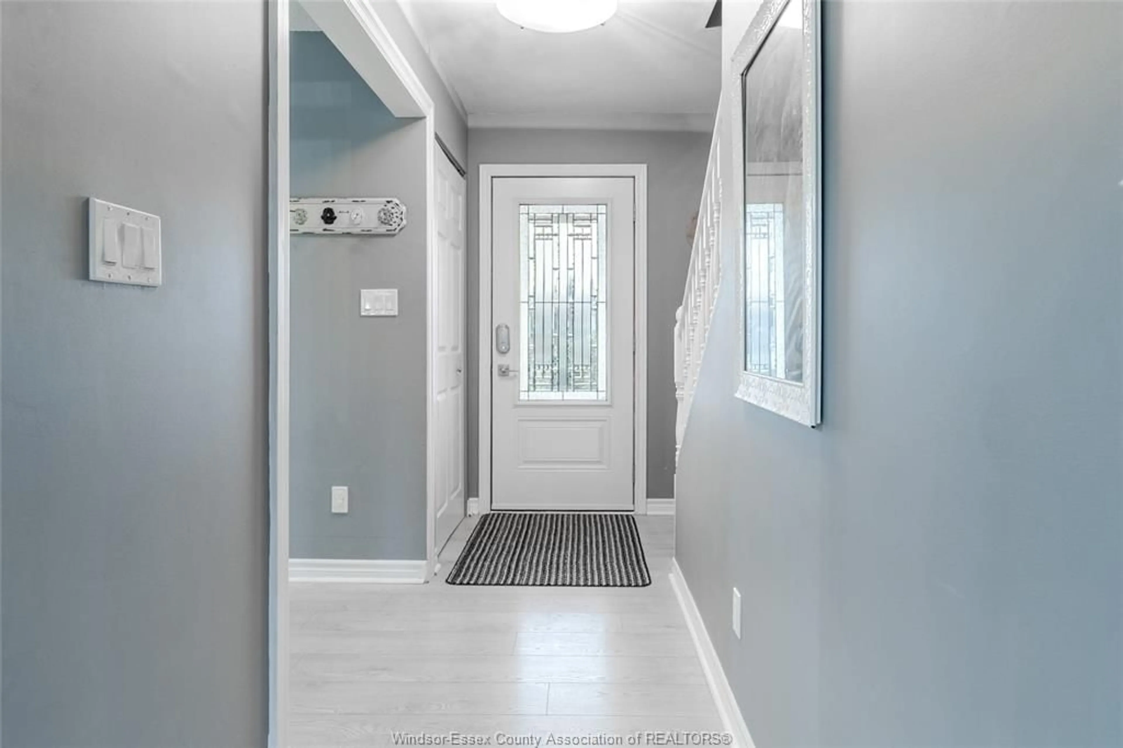 Indoor entryway for 114 Kingsway, Essex Ontario N8M 3C2