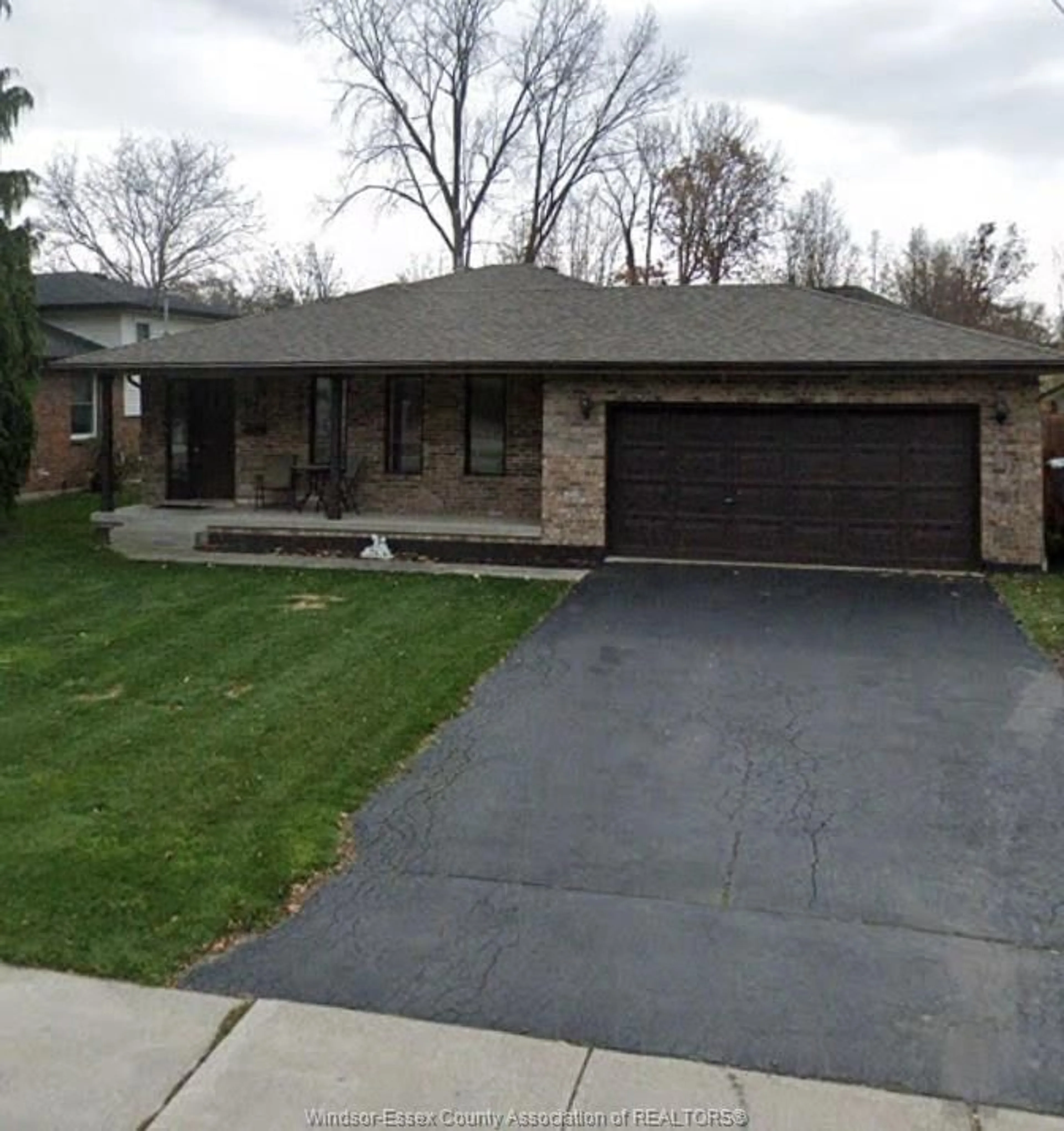 Home with brick exterior material, street for 924 BOUFFARD, LaSalle Ontario N9J 3C6