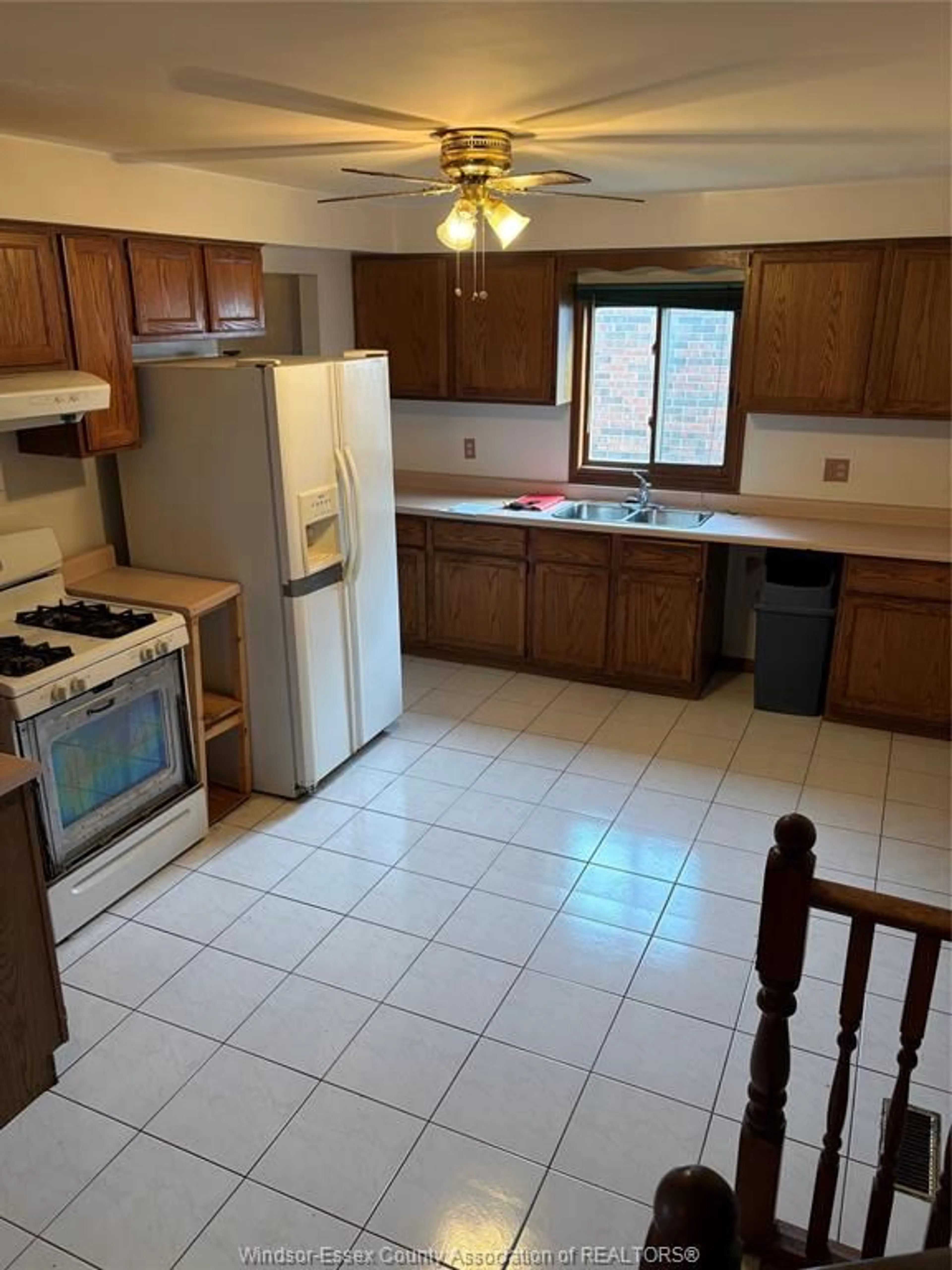 Standard kitchen, ceramic/tile floor for 924 BOUFFARD, LaSalle Ontario N9J 3C6