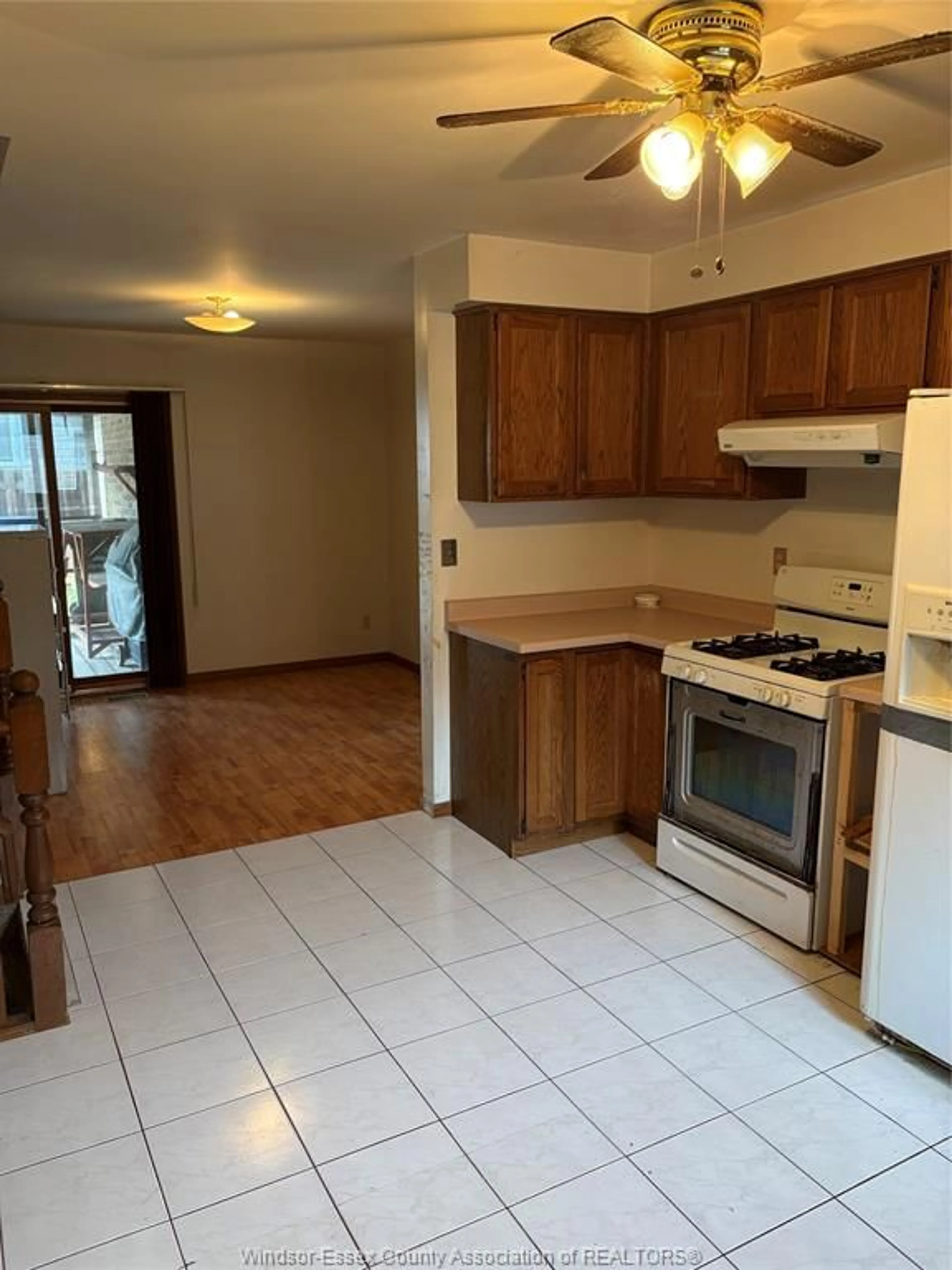 Standard kitchen, unknown for 924 BOUFFARD, LaSalle Ontario N9J 3C6