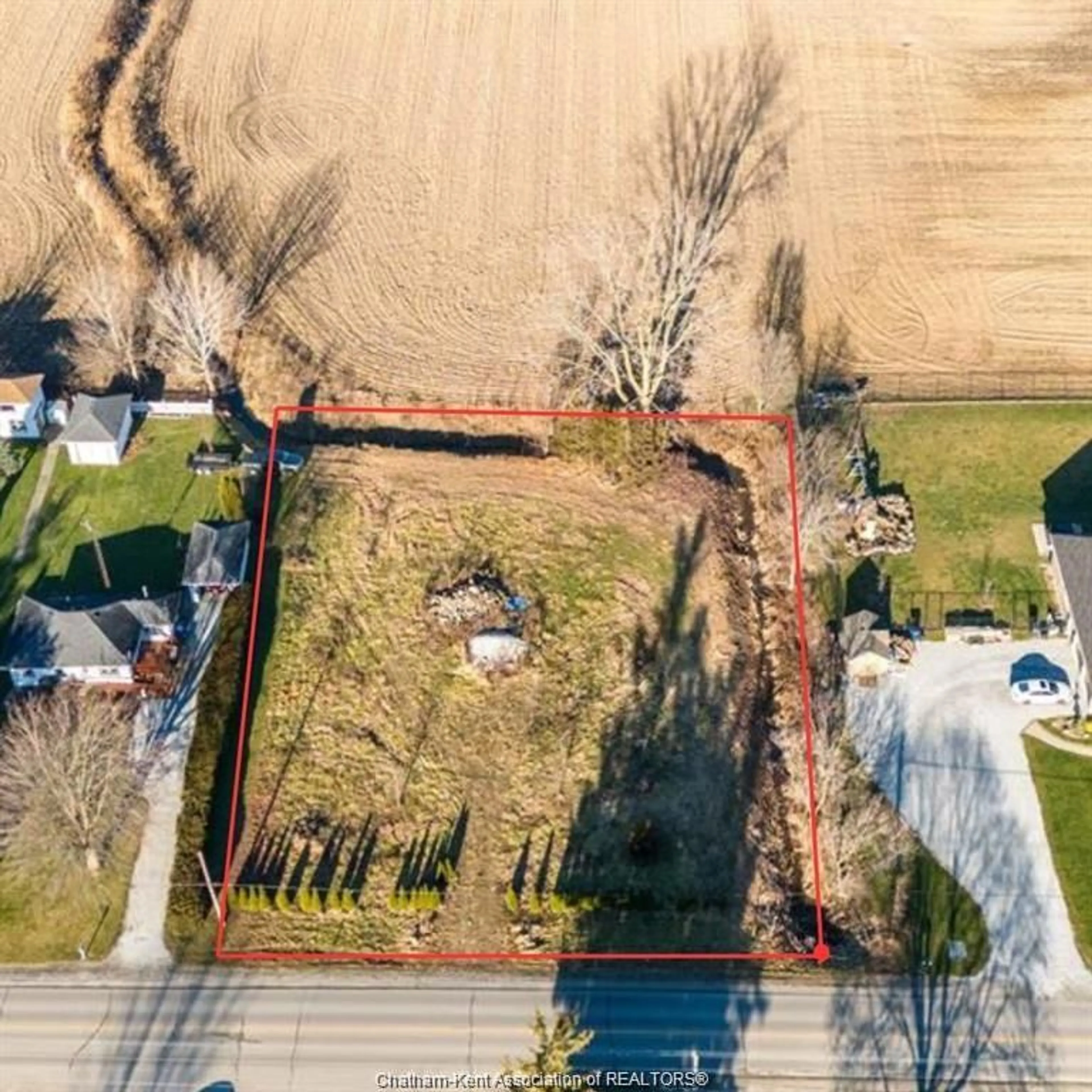 A pic from outside/outdoor area/front of a property/back of a property/a pic from drone, street for 927 MCNAUGHTON Ave, Chatham Ontario N7L 0E3