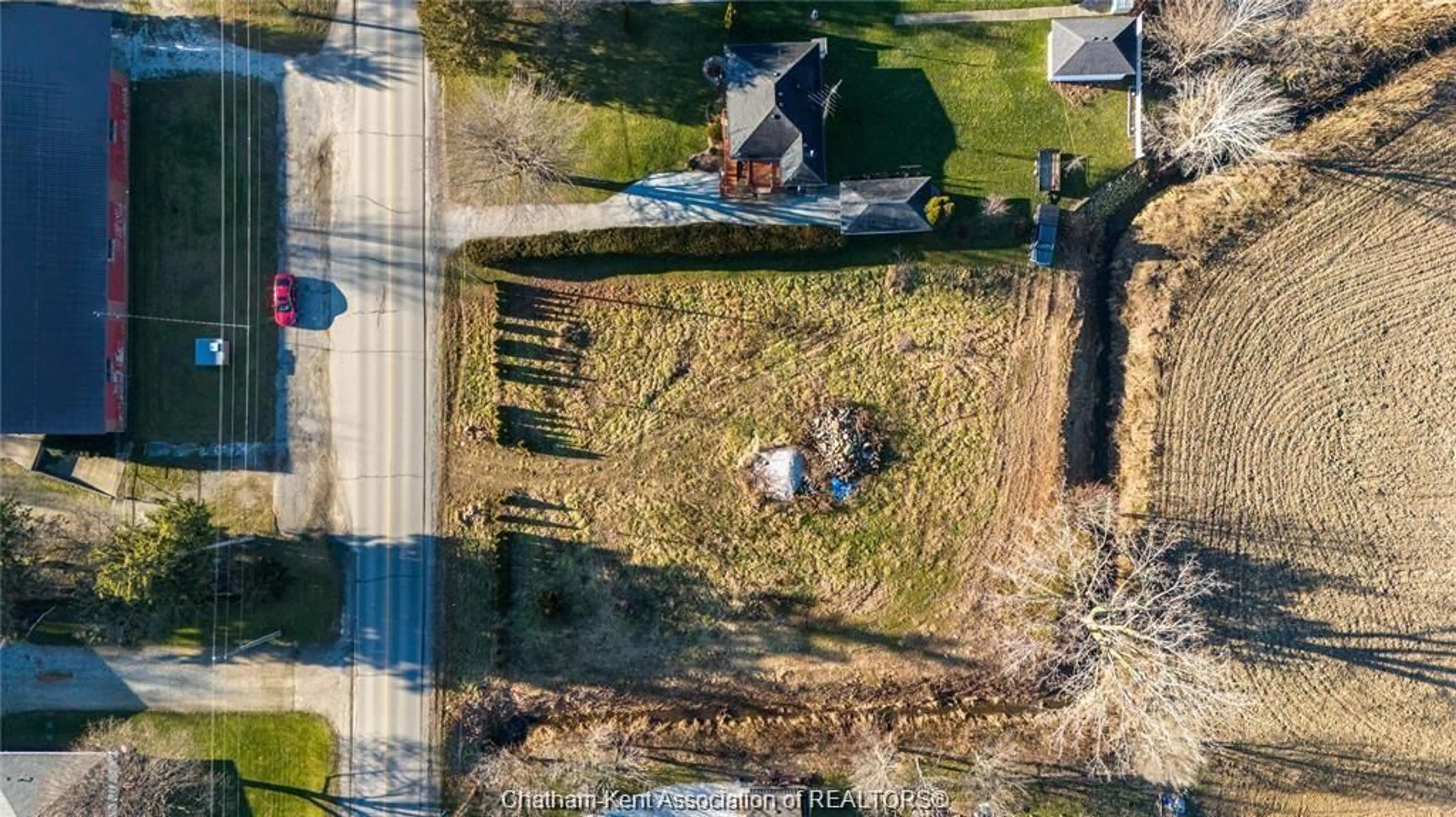 A pic from outside/outdoor area/front of a property/back of a property/a pic from drone, street for 927 MCNAUGHTON Ave, Chatham Ontario N7L 0E3