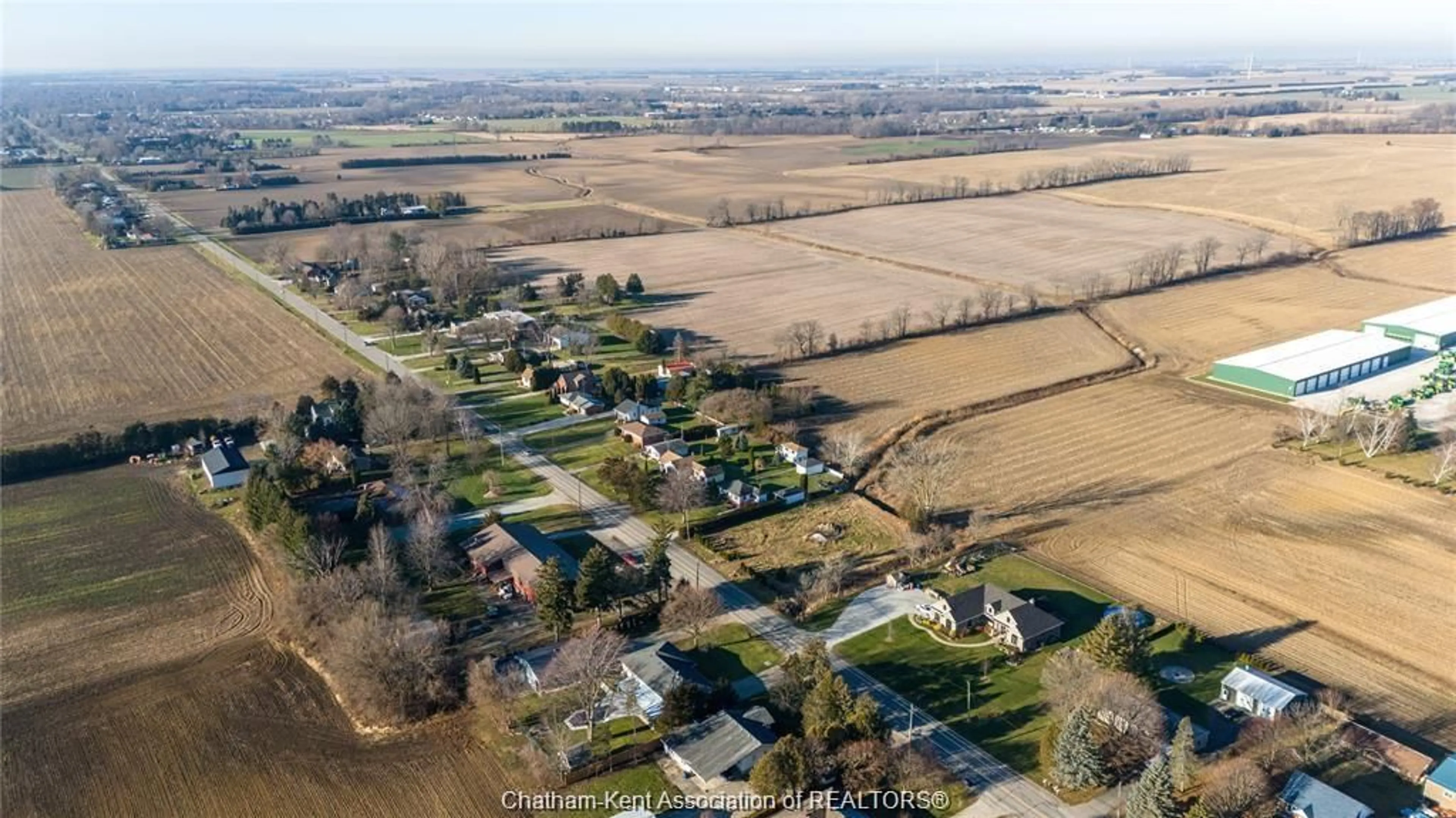 A pic from outside/outdoor area/front of a property/back of a property/a pic from drone, street for 927 MCNAUGHTON Ave, Chatham Ontario N7L 0E3