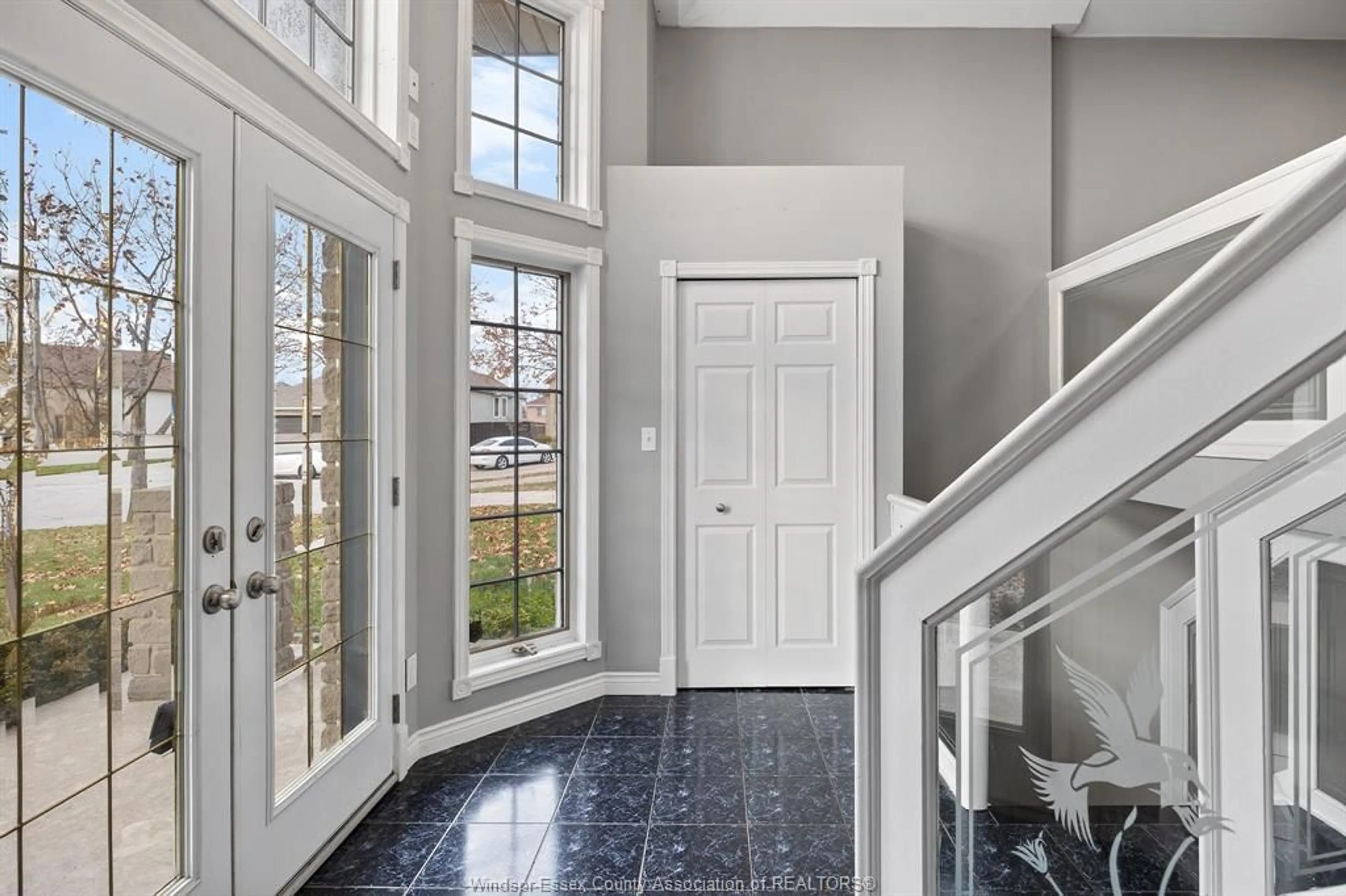 Indoor entryway for 10884 BRENTWOOD, Windsor Ontario N8R 2H8