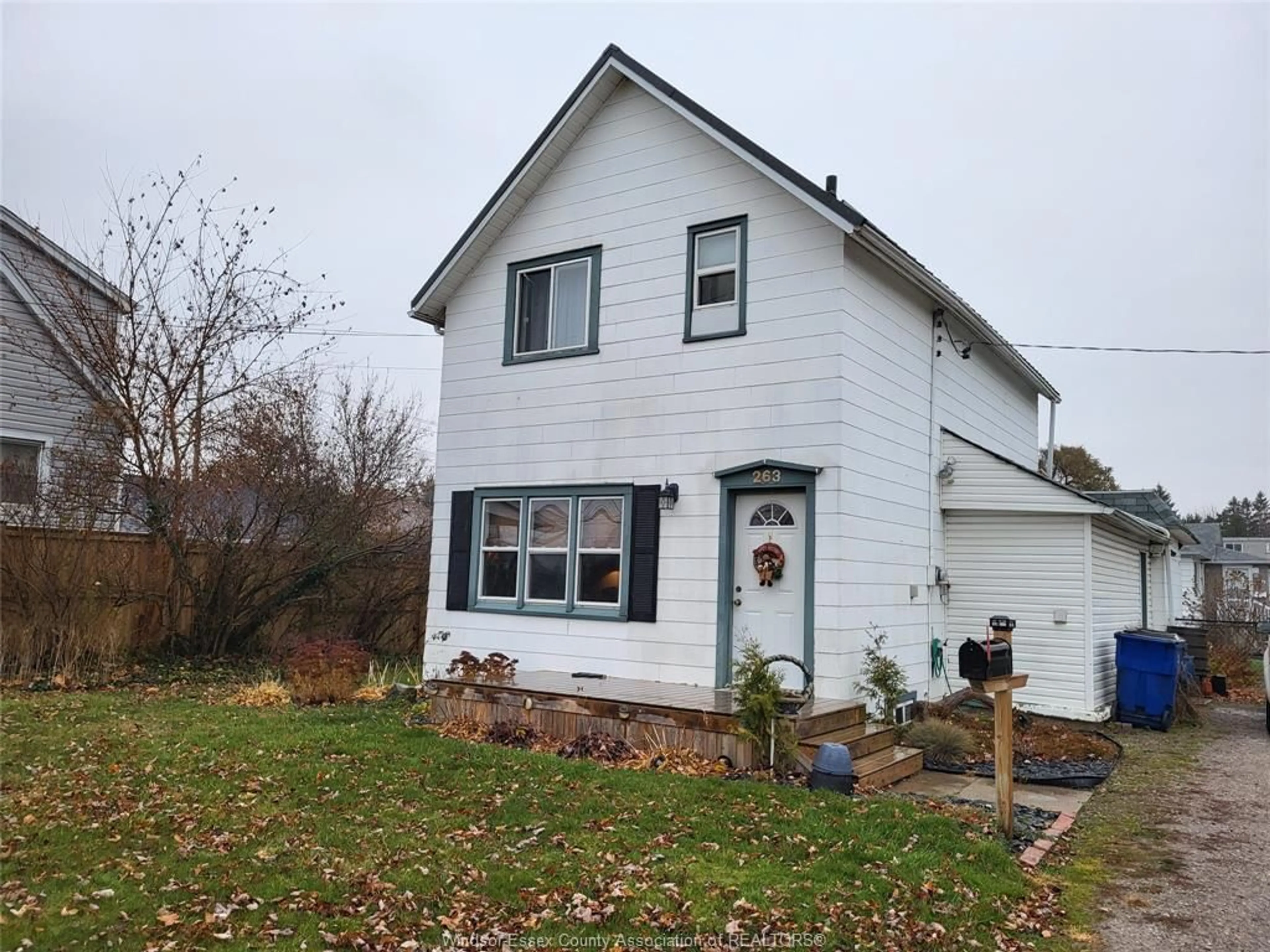 Home with vinyl exterior material, street for 263 DELAWARE Ave, Chatham Ontario N7L 2W7