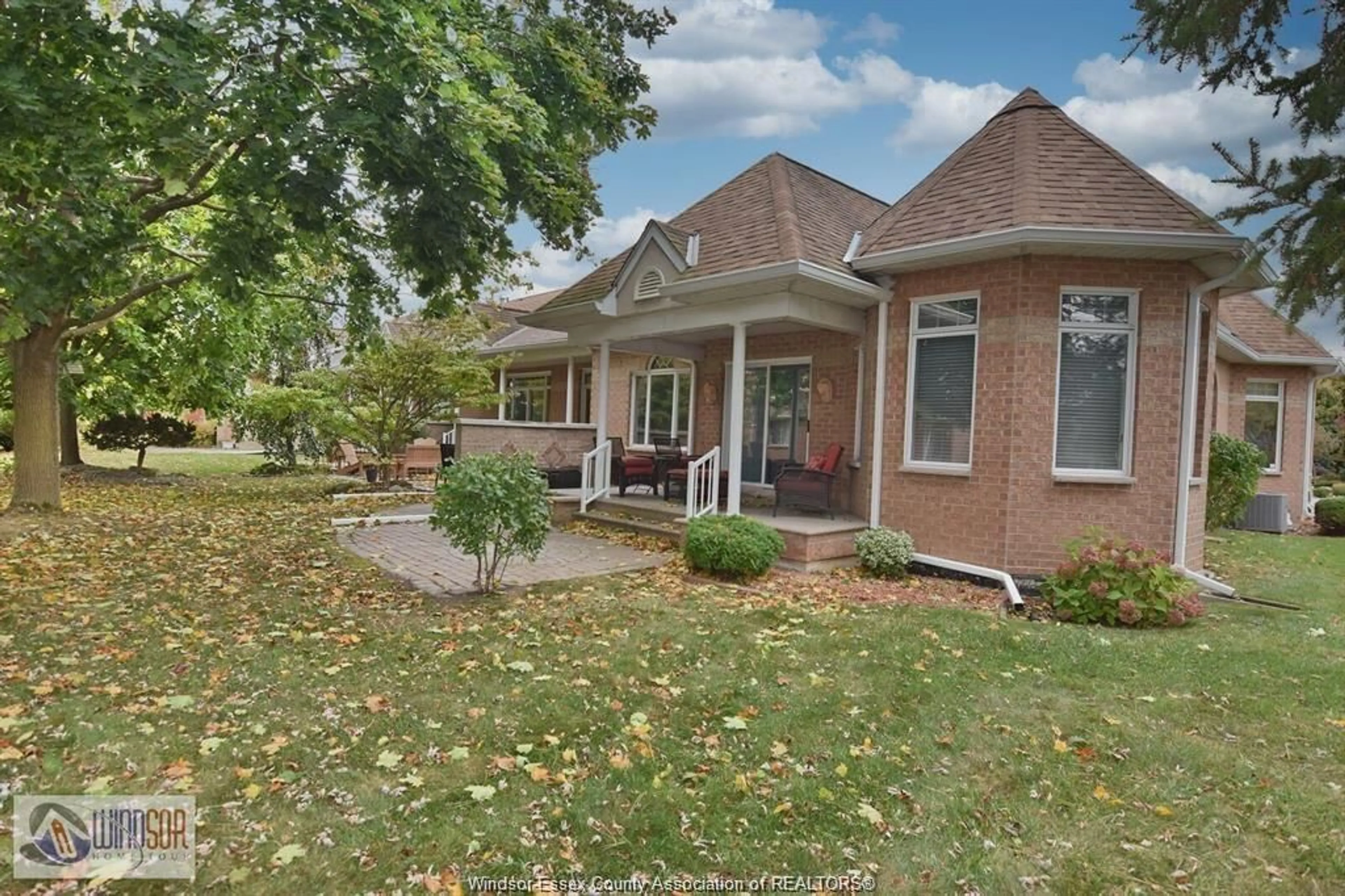 A pic from outside/outdoor area/front of a property/back of a property/a pic from drone, water/lake/river/ocean view for 4600 DALI Crt, Windsor Ontario N9G 2M8
