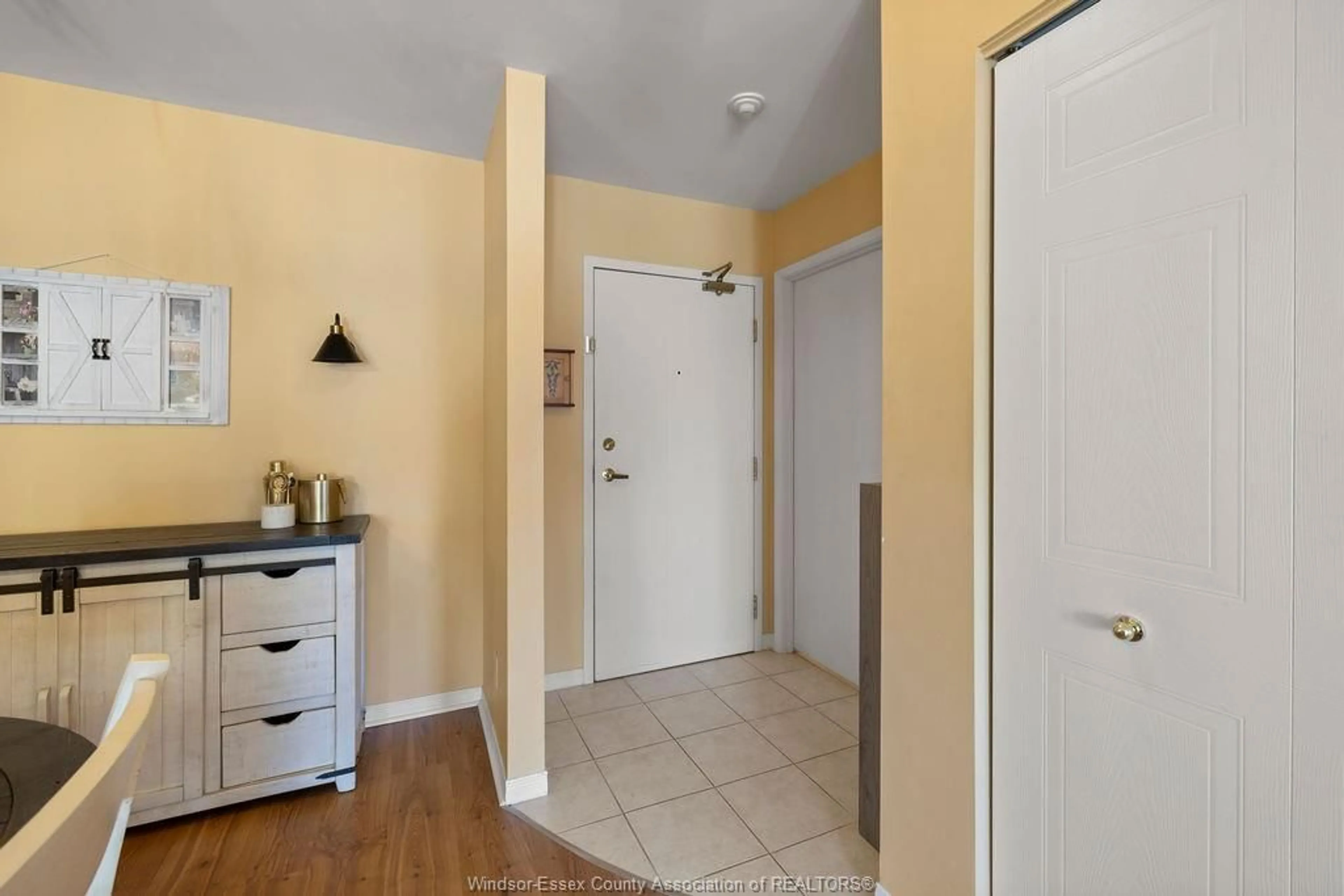 Indoor entryway for 5000 WYANDOTTE St #311, Windsor Ontario N8Y 5B8