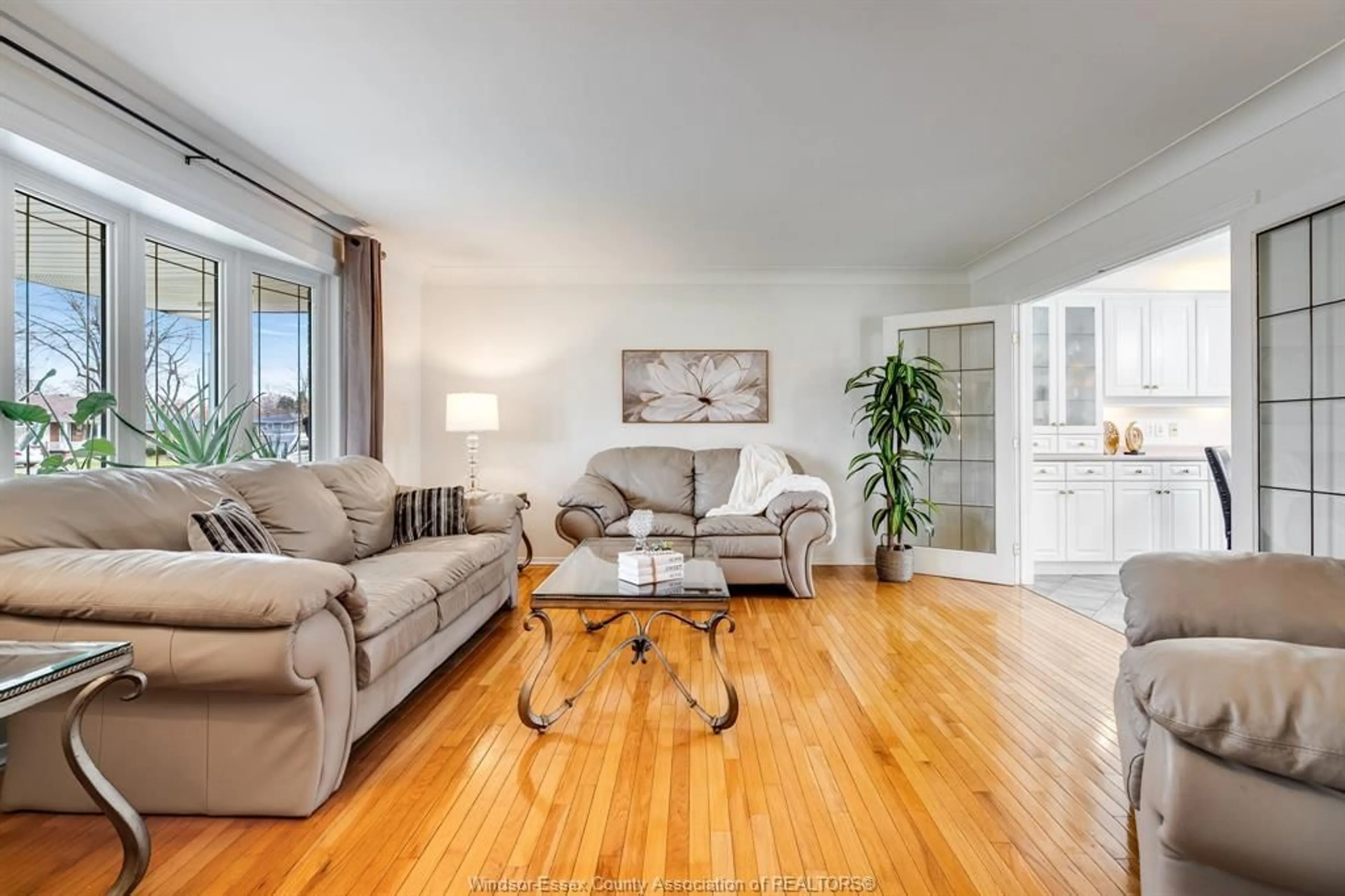 Living room with furniture, wood/laminate floor for 82 Venetian Dr, Amherstburg Ontario N9V 3A2