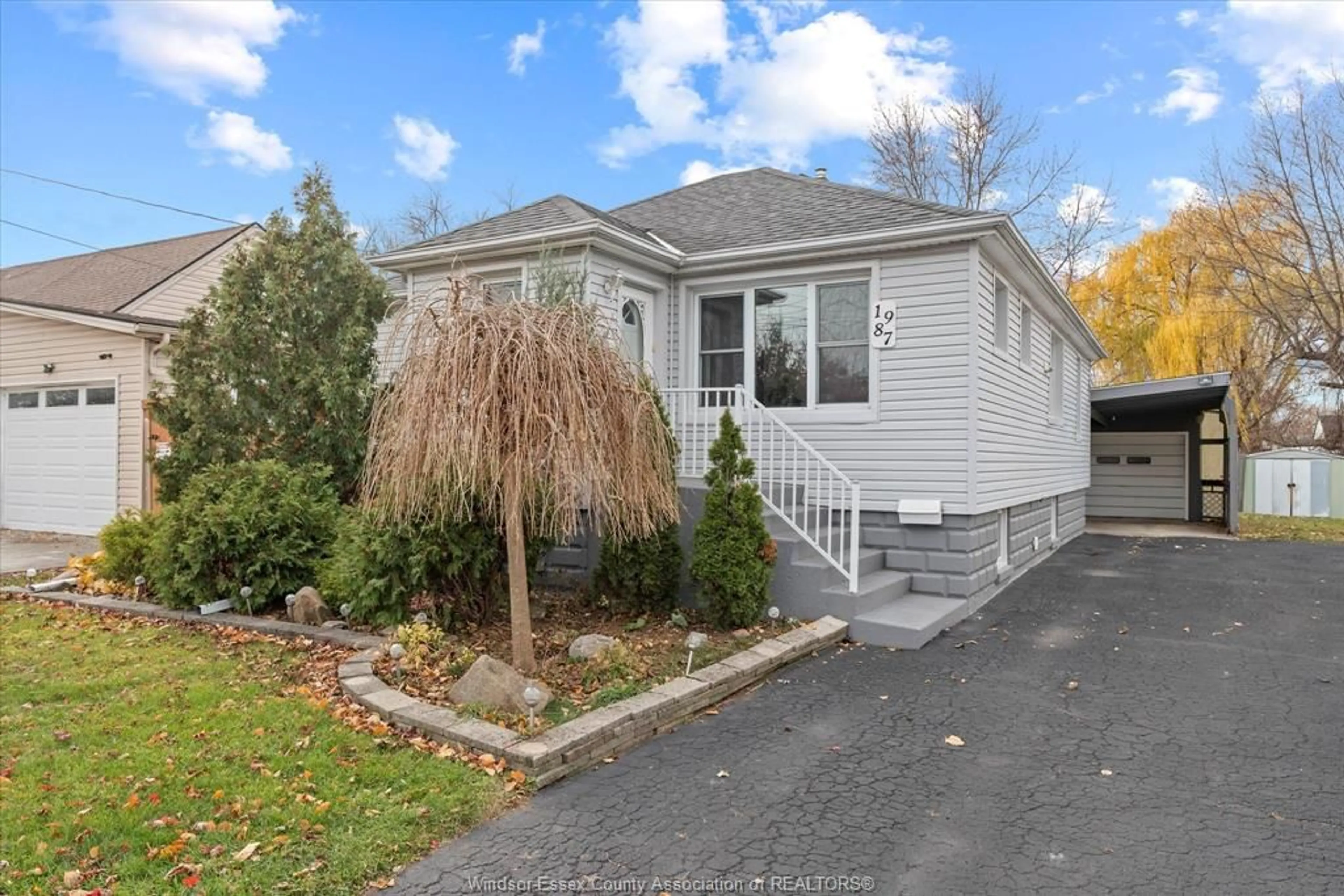 Home with vinyl exterior material, street for 1987 BALFOUR Blvd, Windsor Ontario N8T 2S4