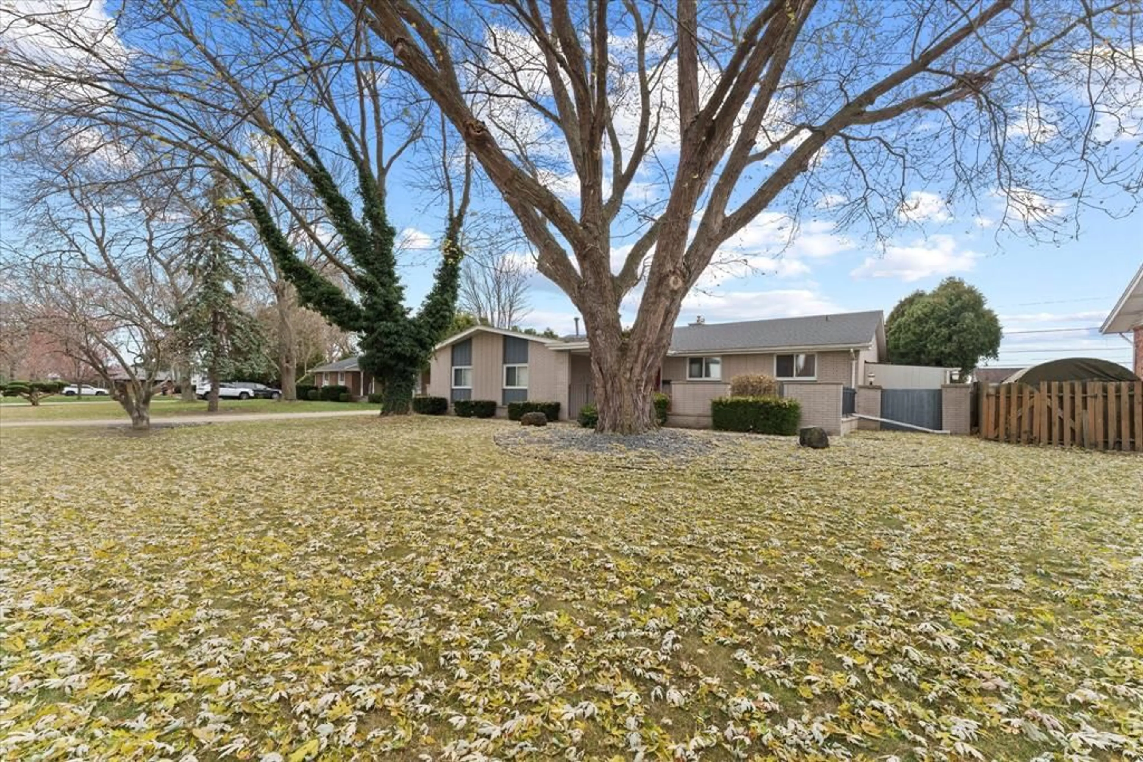 A pic from outside/outdoor area/front of a property/back of a property/a pic from drone, street for 1545 GOLFVIEW, LaSalle Ontario N9V 1Z1