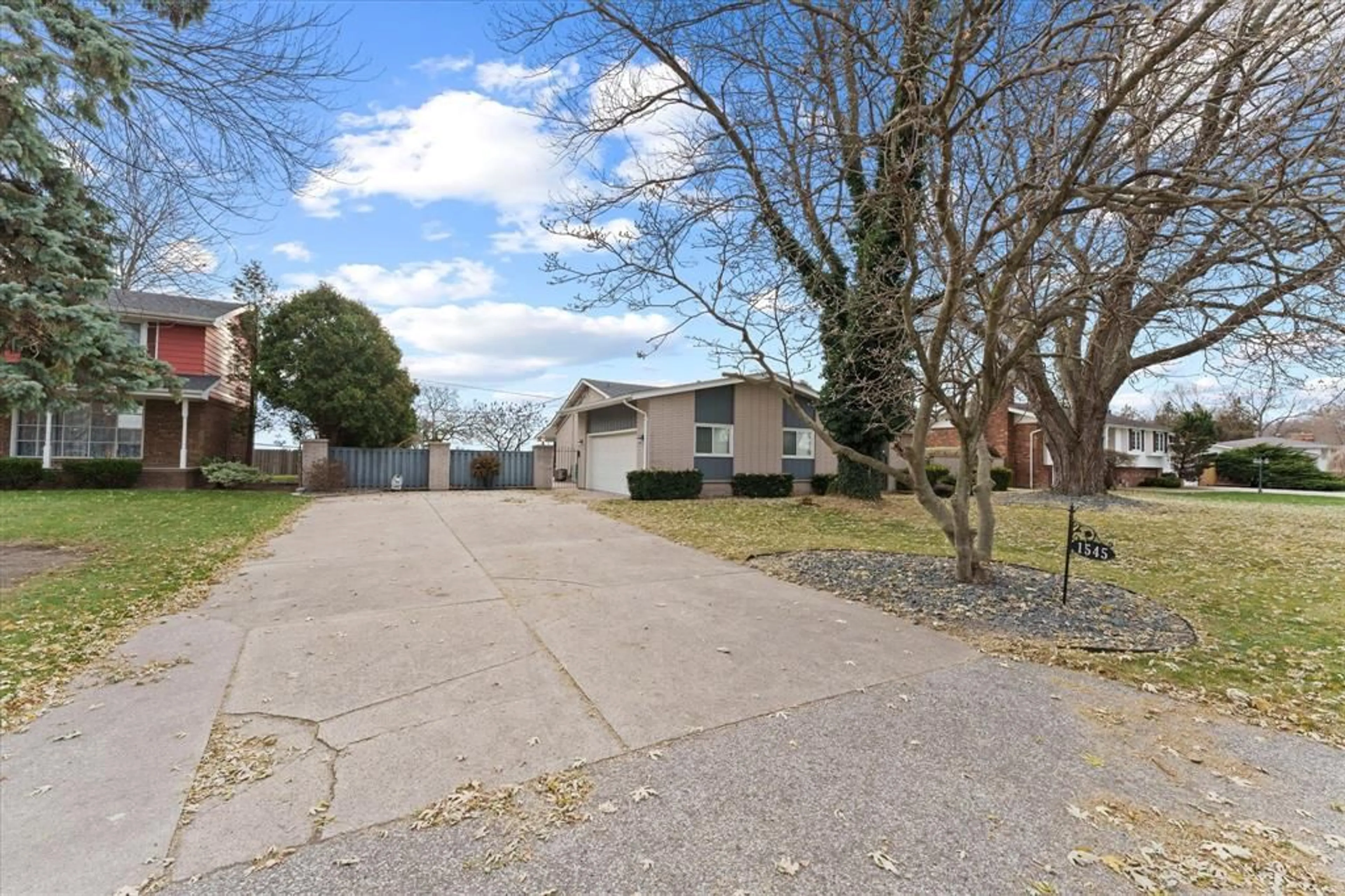 A pic from outside/outdoor area/front of a property/back of a property/a pic from drone, street for 1545 GOLFVIEW, LaSalle Ontario N9V 1Z1