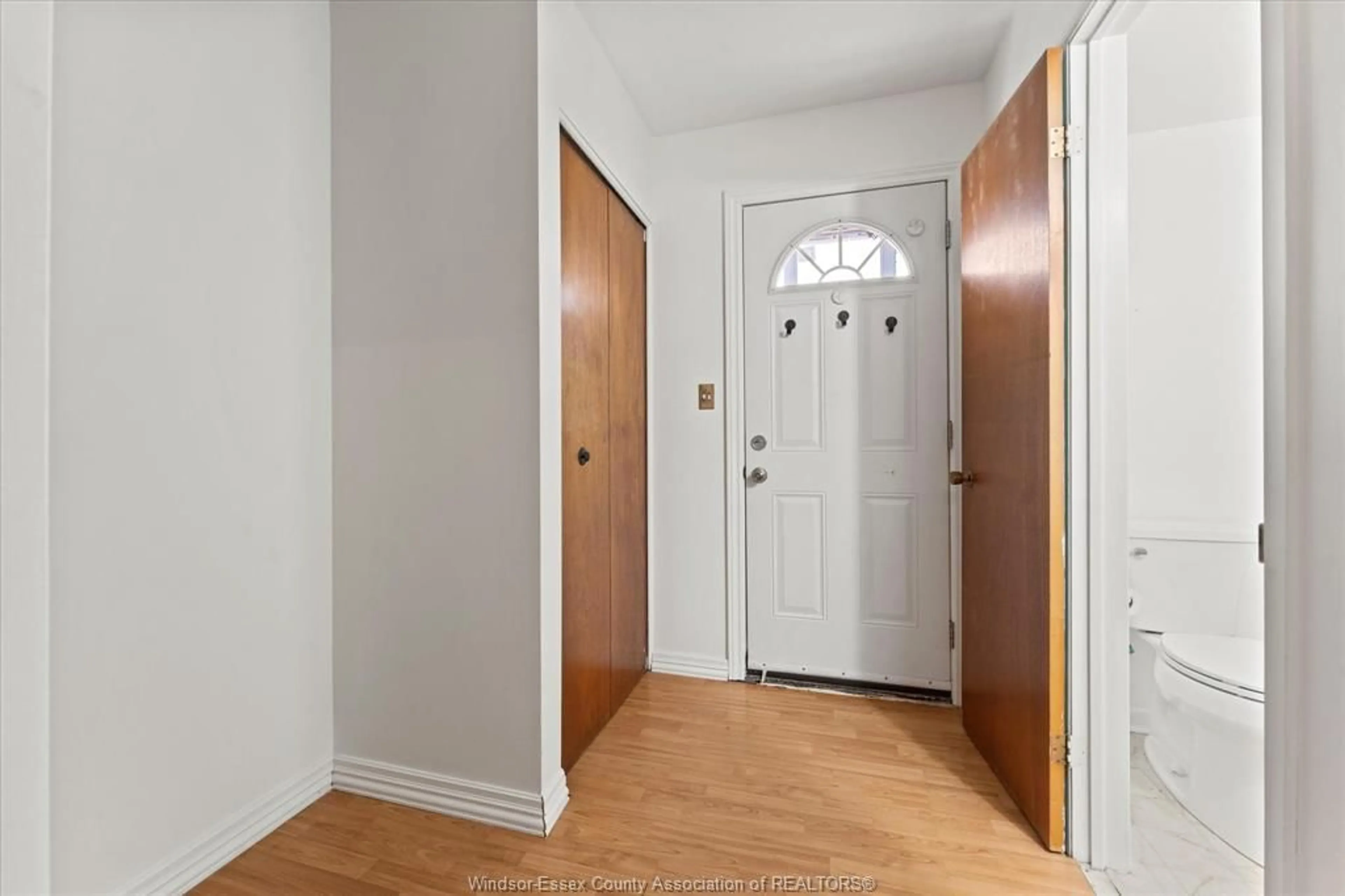 Indoor entryway for 2820 MEADOWBROOK Lane, Windsor Ontario N8T 3C3