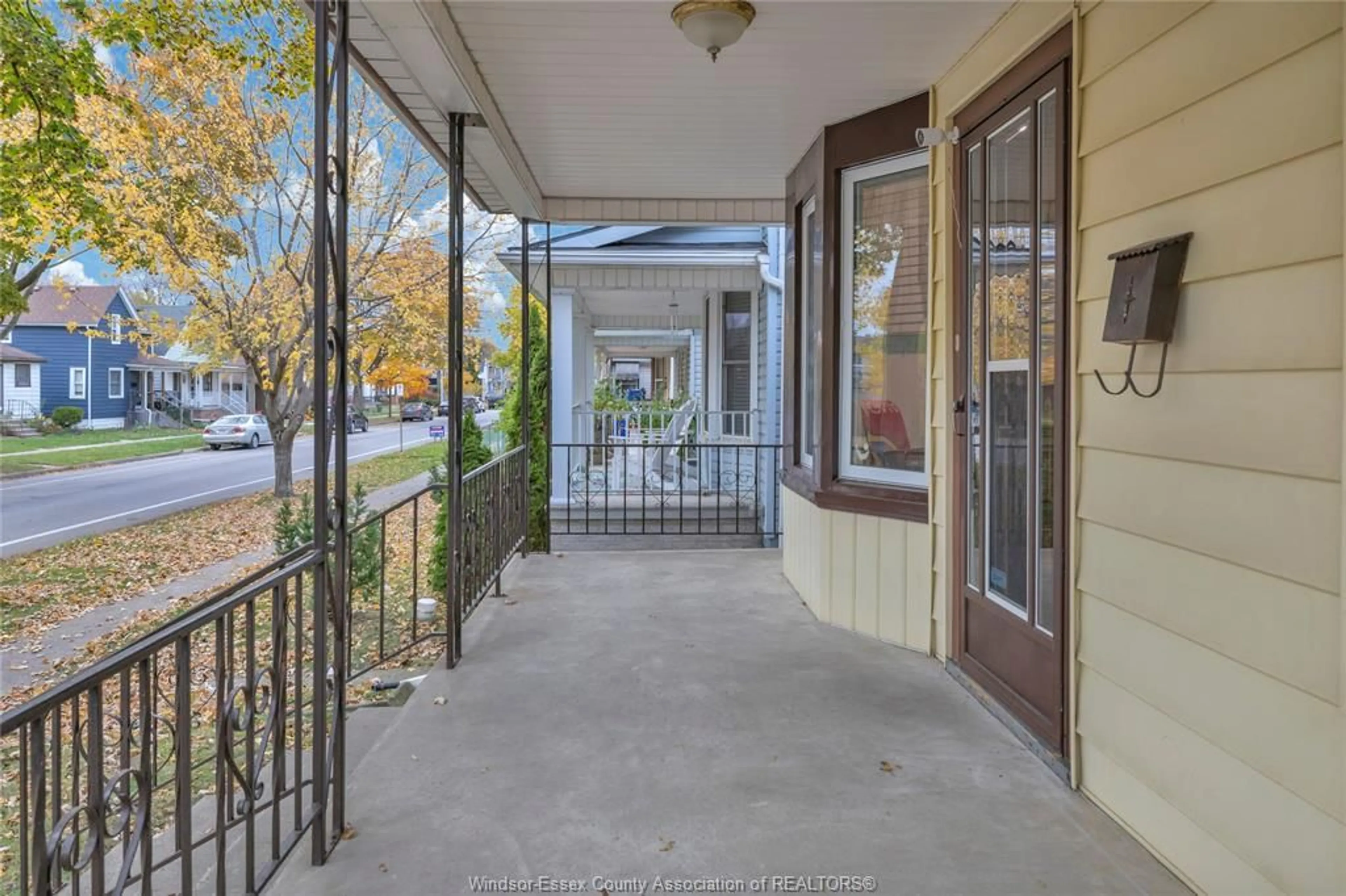 Indoor foyer for 960 LINCOLN, Windsor Ontario N8Y 2H2