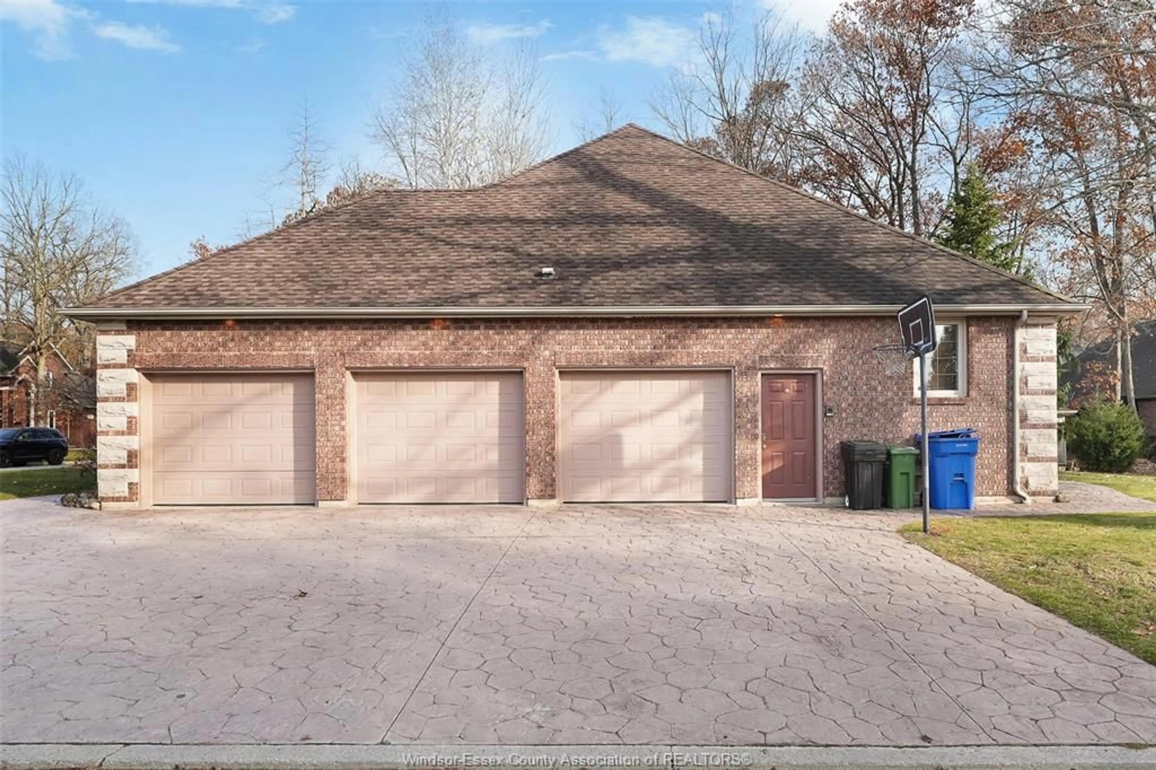 Indoor garage for 2205 EDGEMORE Ave, LaSalle Ontario N9H 2K2