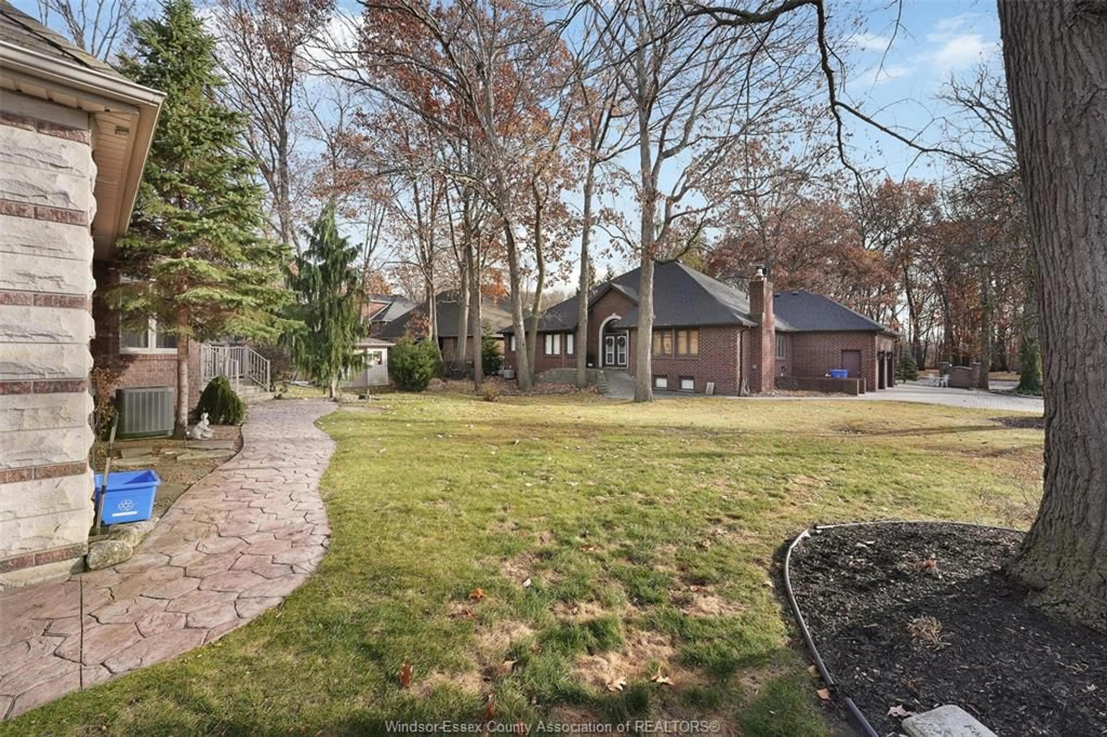 A pic from outside/outdoor area/front of a property/back of a property/a pic from drone, unknown for 2205 EDGEMORE Ave, LaSalle Ontario N9H 2K2