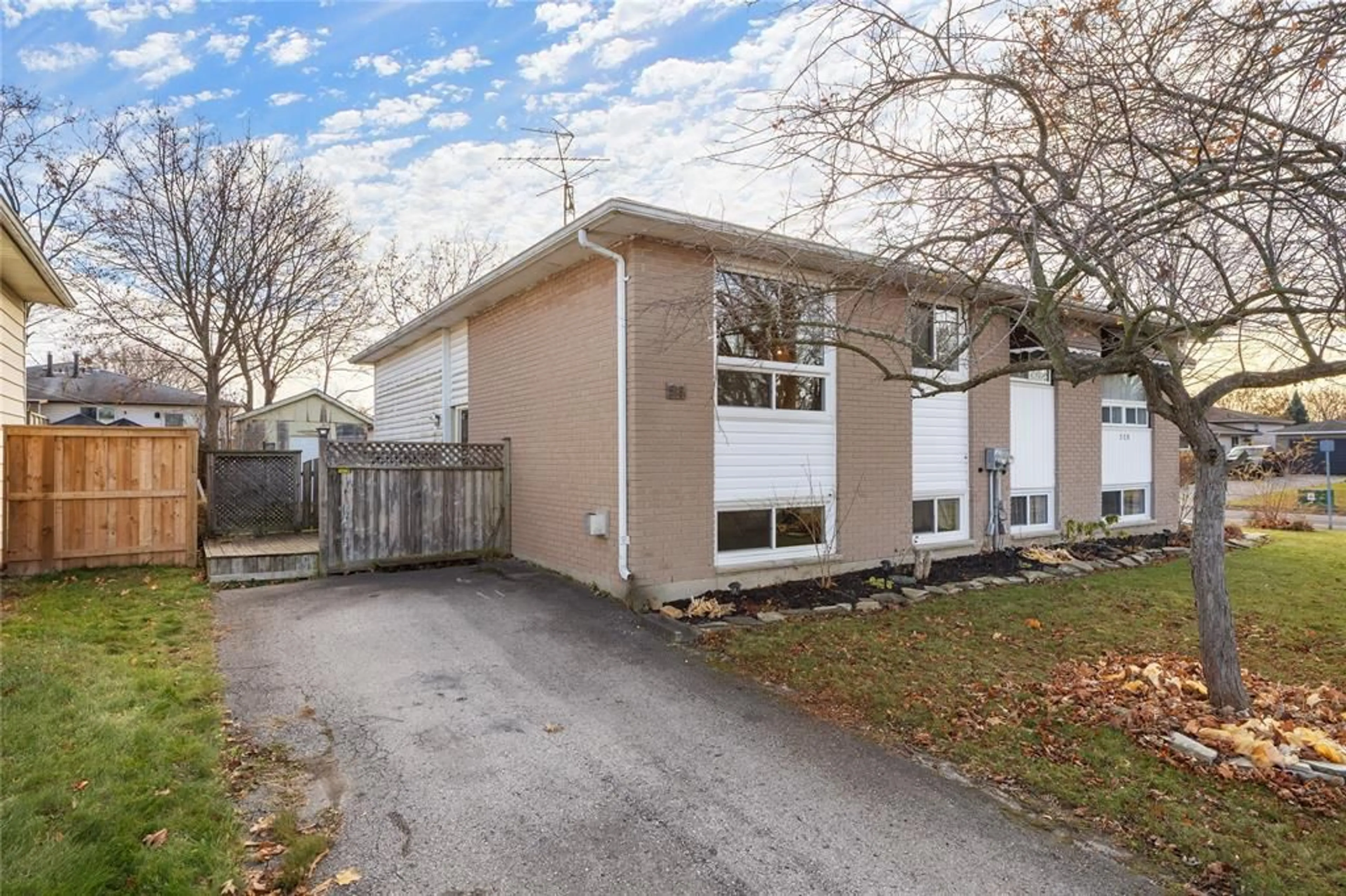 Unknown for 518 OOZLOFFSKY St, Petrolia Ontario N0N 1R0