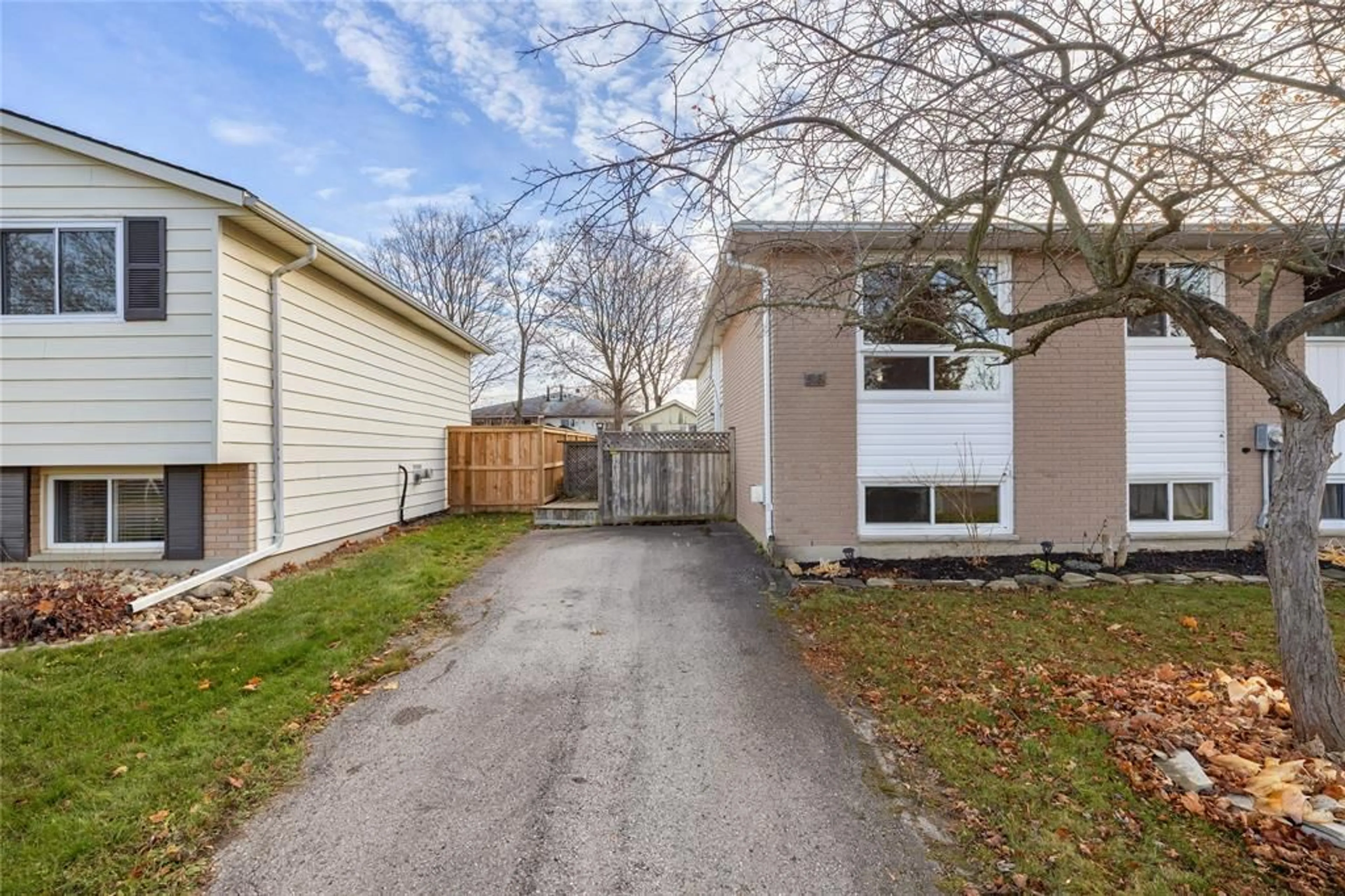 Patio, street for 518 OOZLOFFSKY St, Petrolia Ontario N0N 1R0