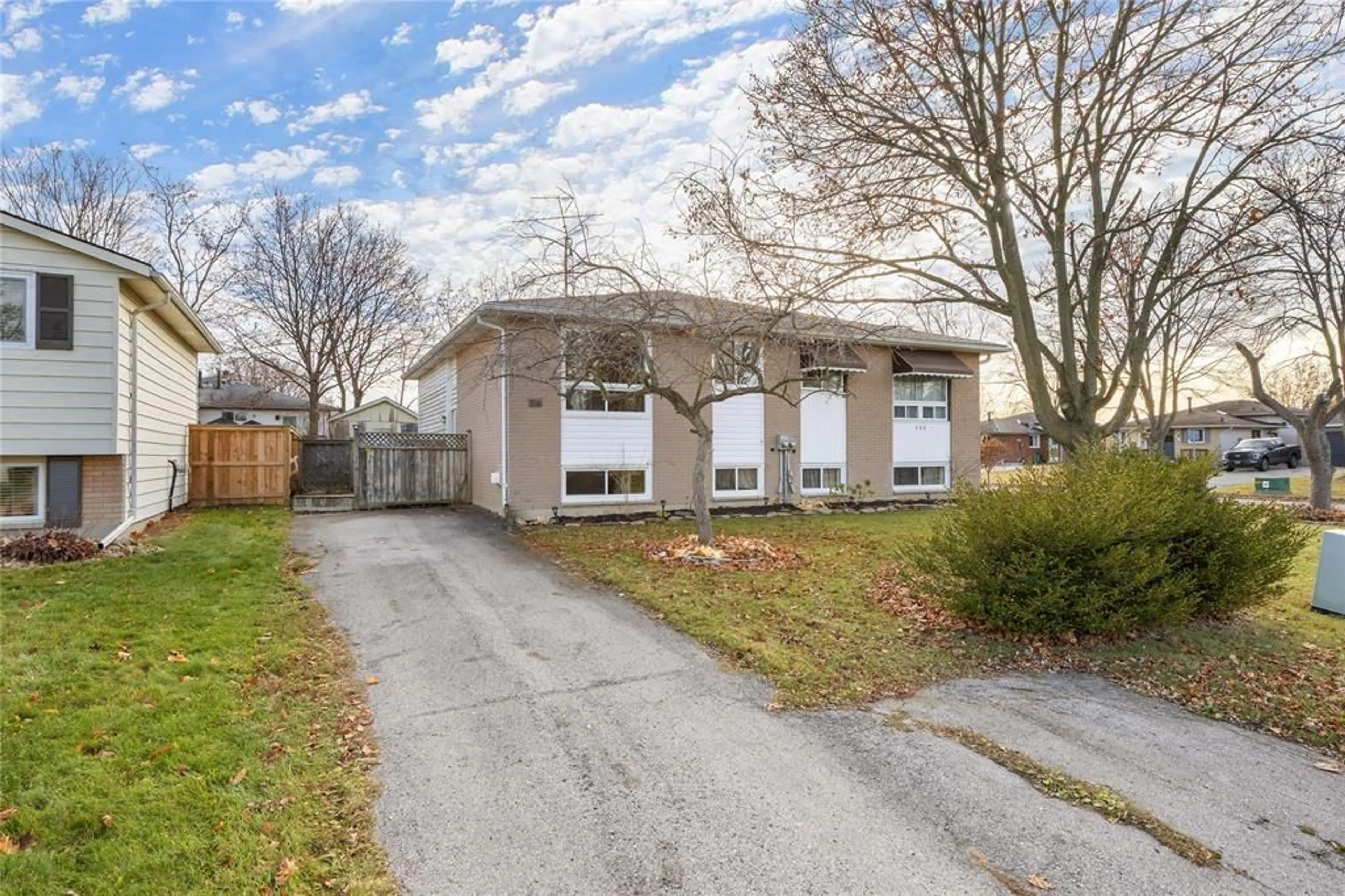 Unknown for 518 OOZLOFFSKY St, Petrolia Ontario N0N 1R0